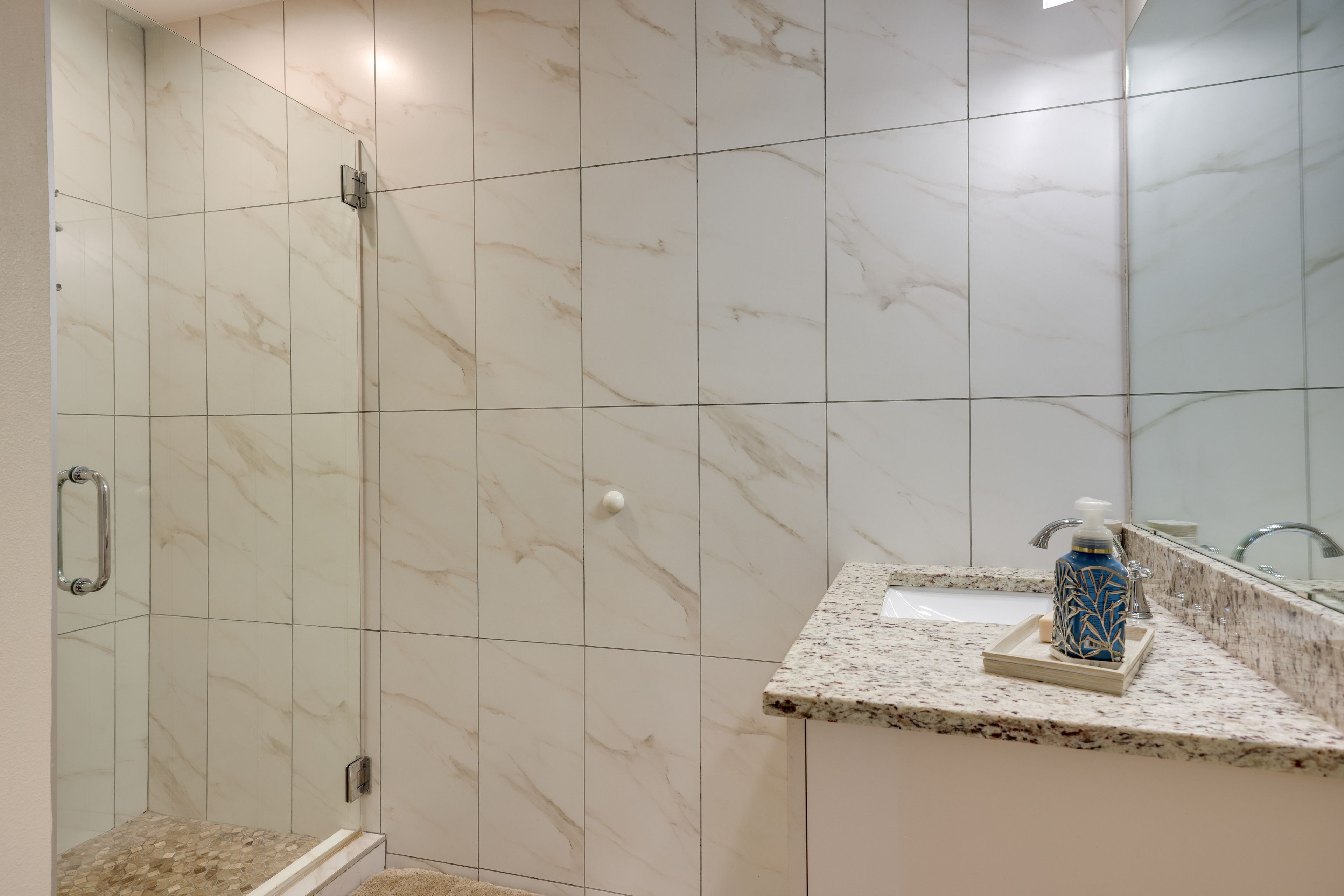 Full Bathroom | 1st Floor | Towels Provided