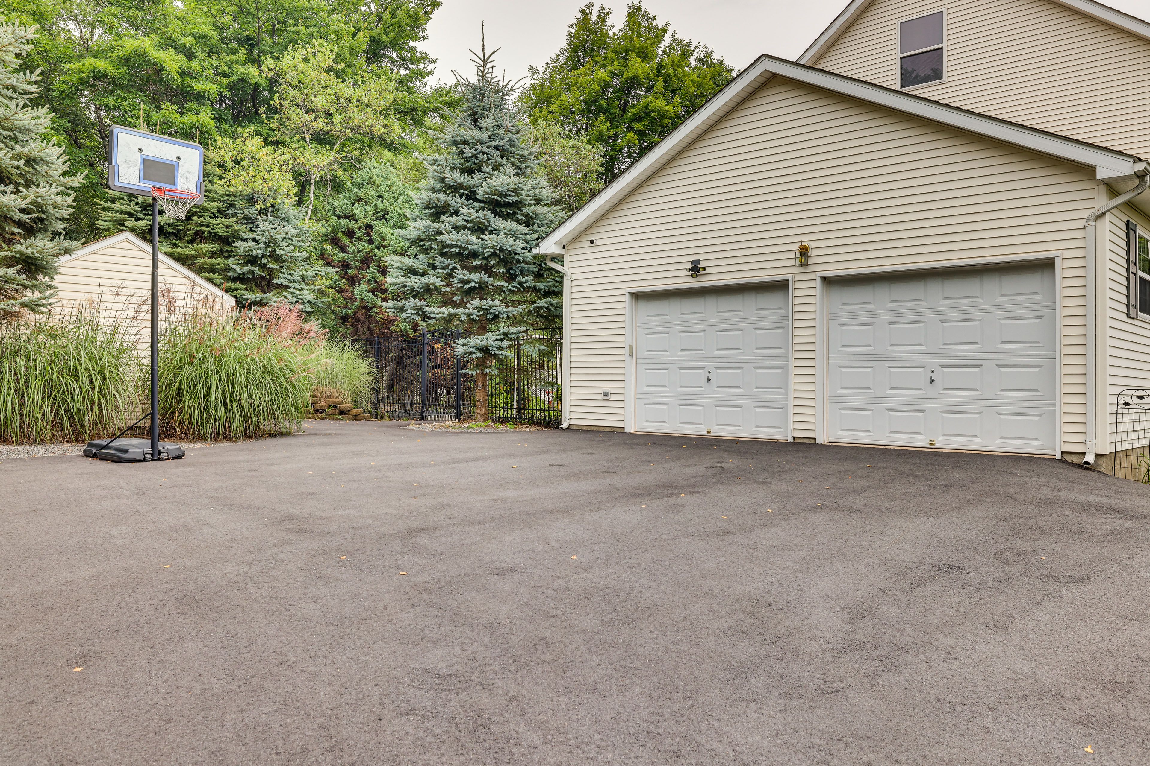 Parking | Garage (2 Vehicles) | Driveway (6 Vehicles)