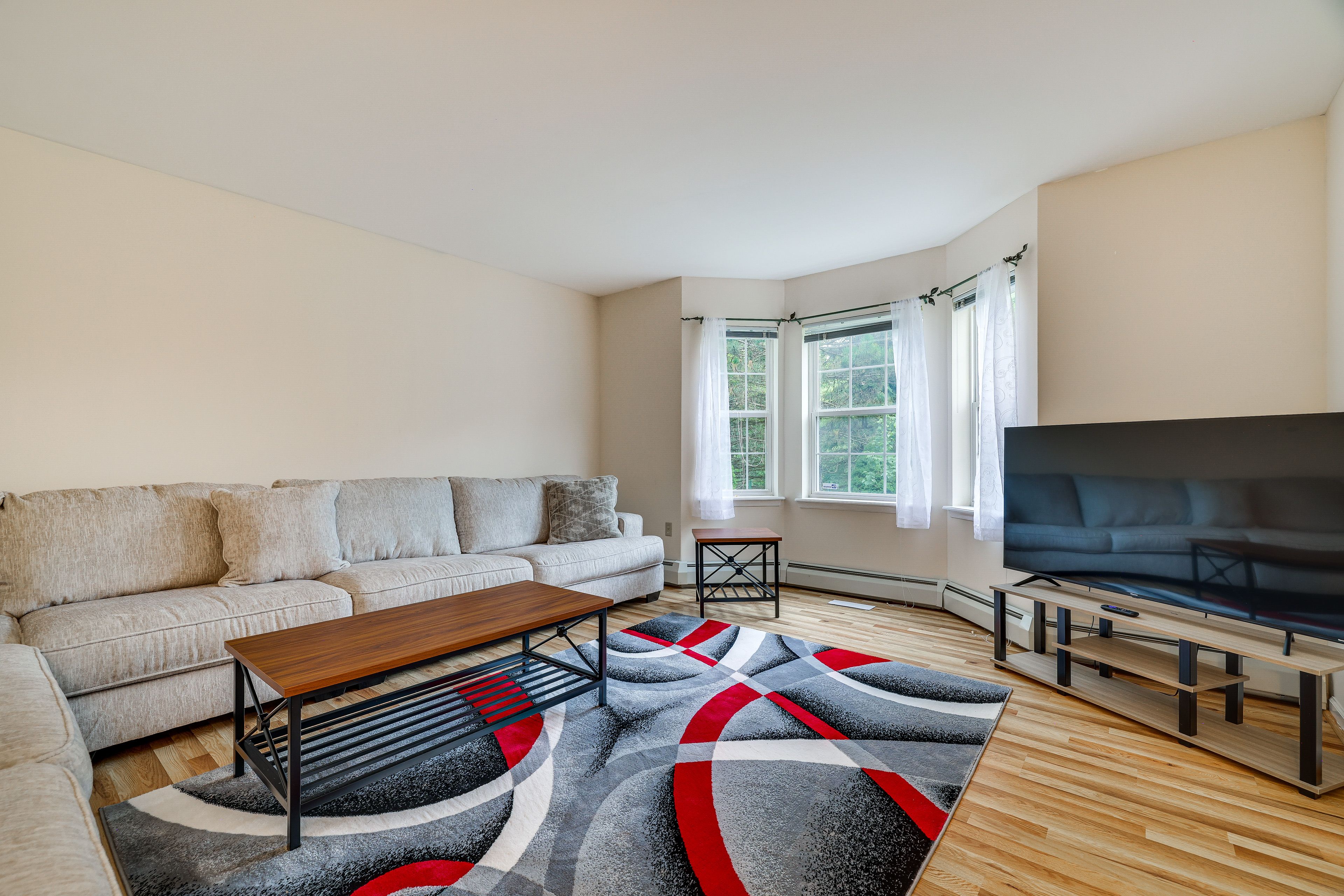 Den | Smart TV w/ Cable