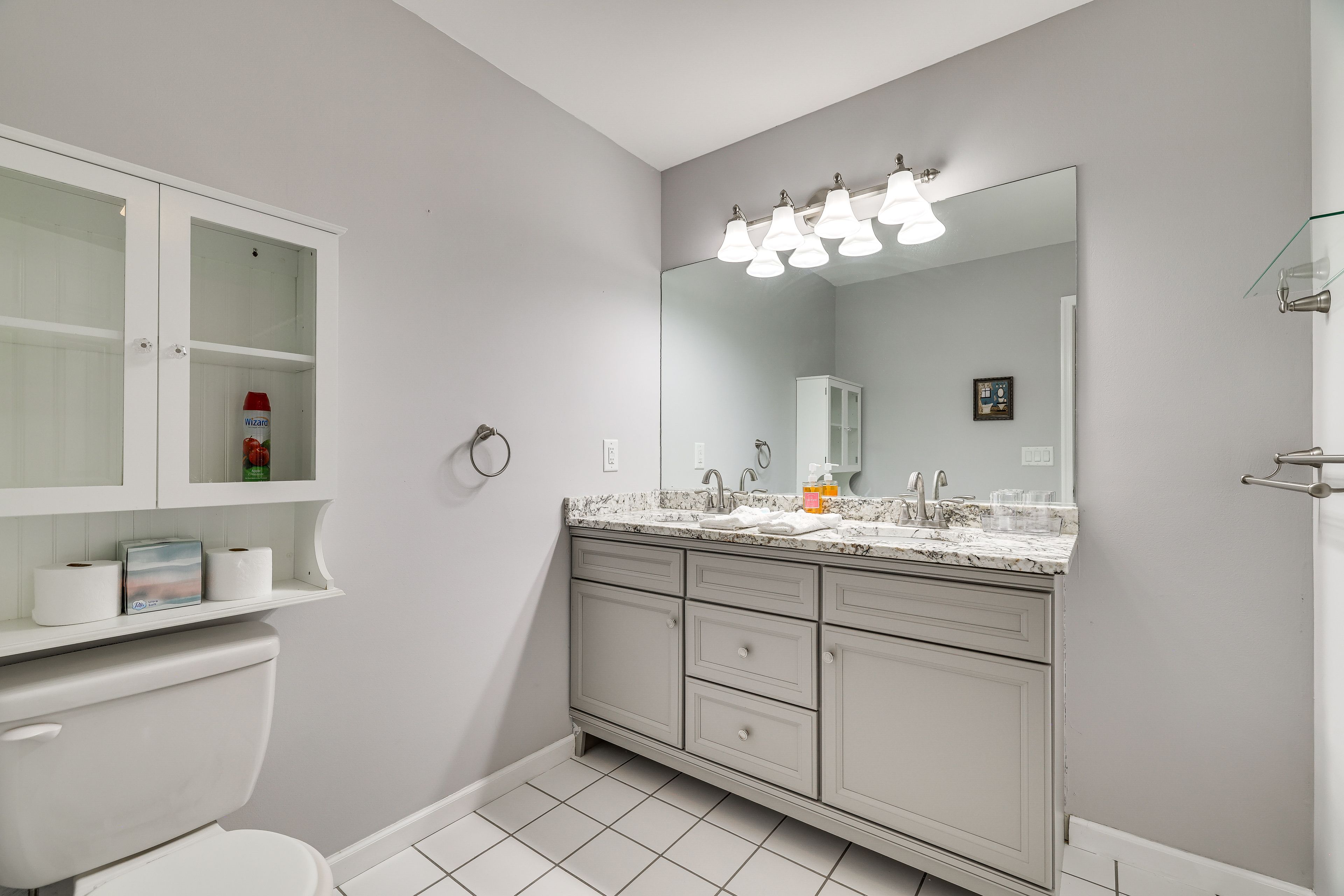 Full Bathroom | Complimentary Toiletries | 2nd Floor