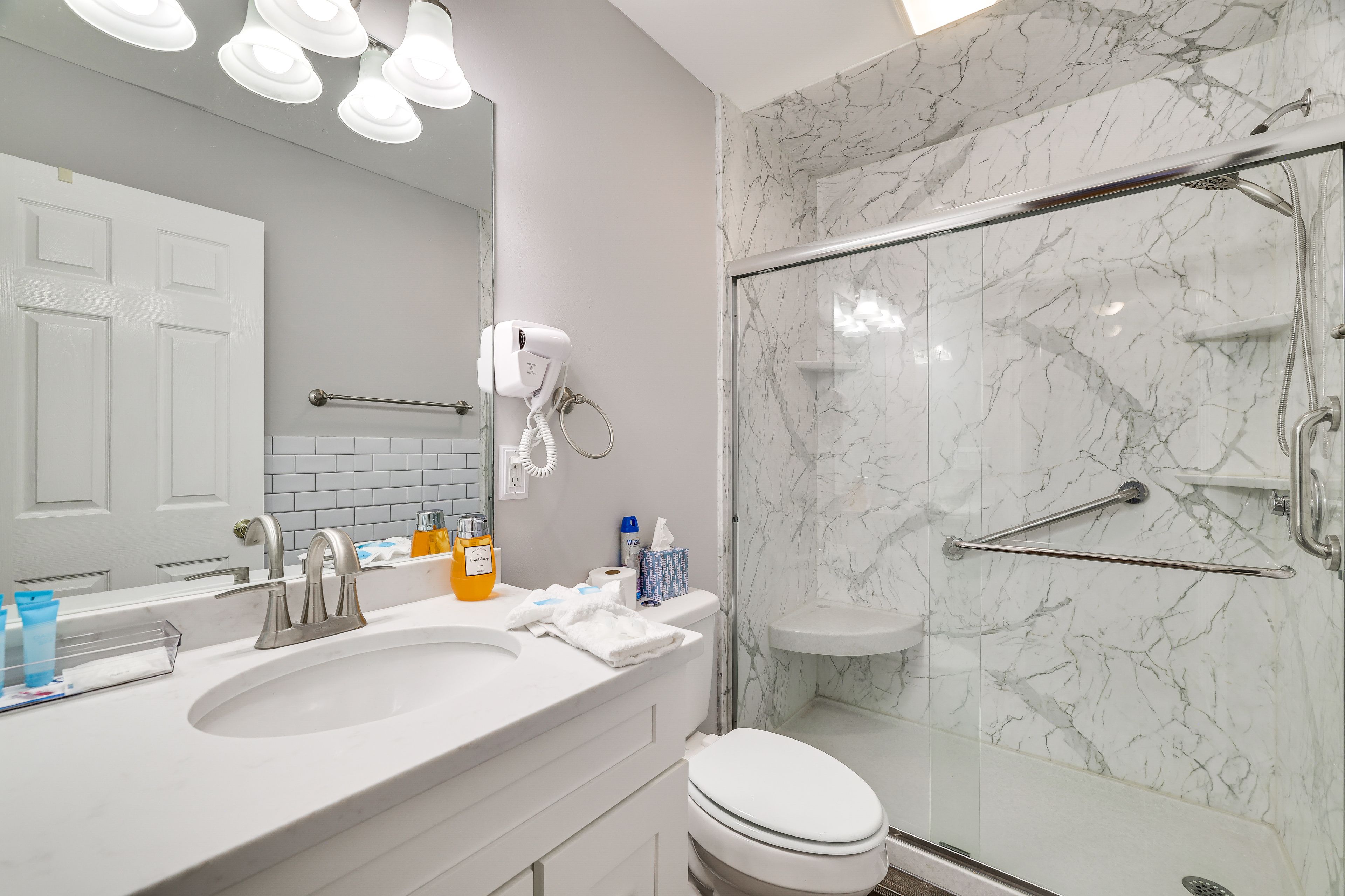 Full Bathroom | Complimentary Toiletries | 2nd Floor