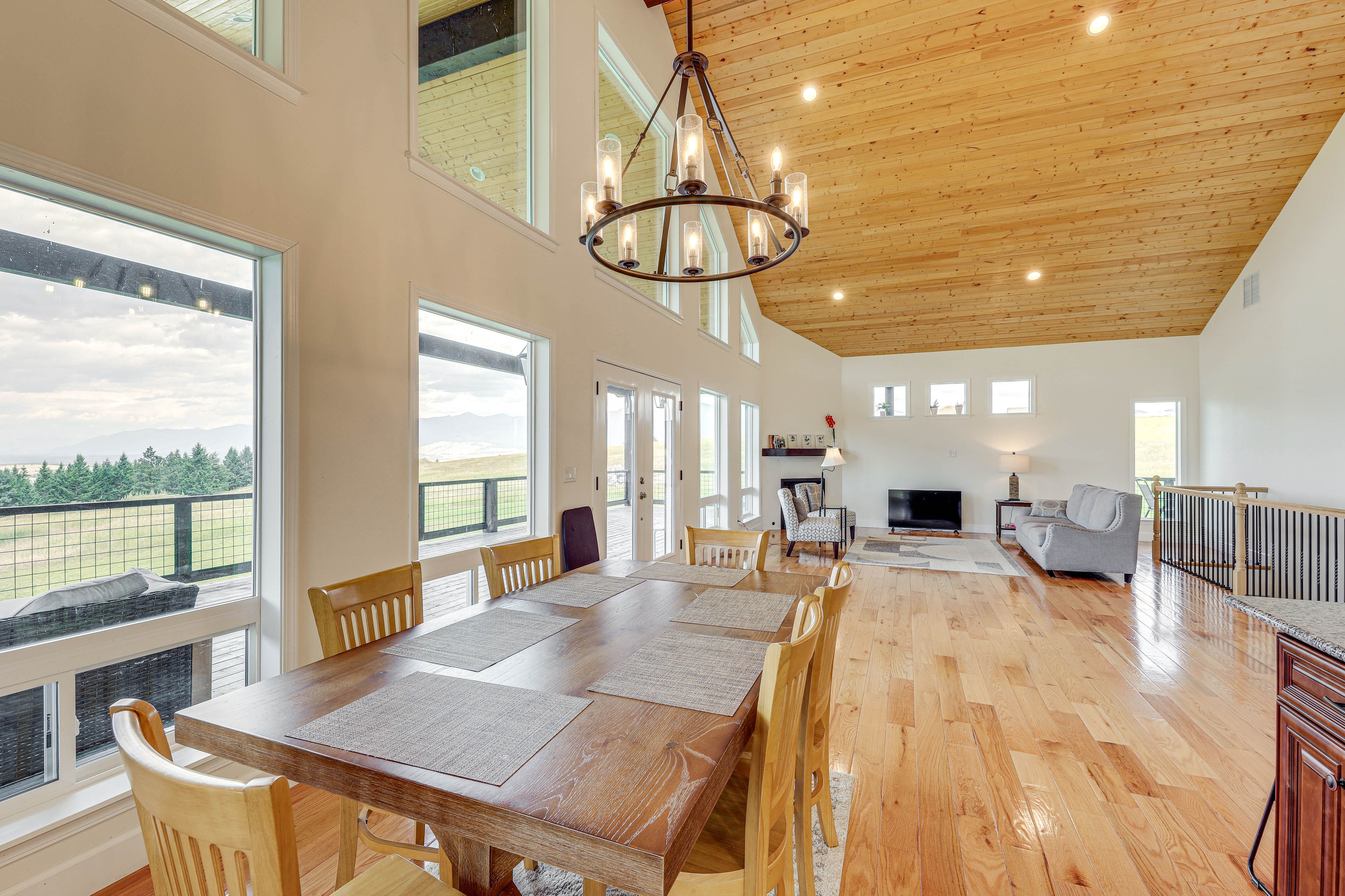 Dining Area | Main Floor | Dishes & Flatware Provided