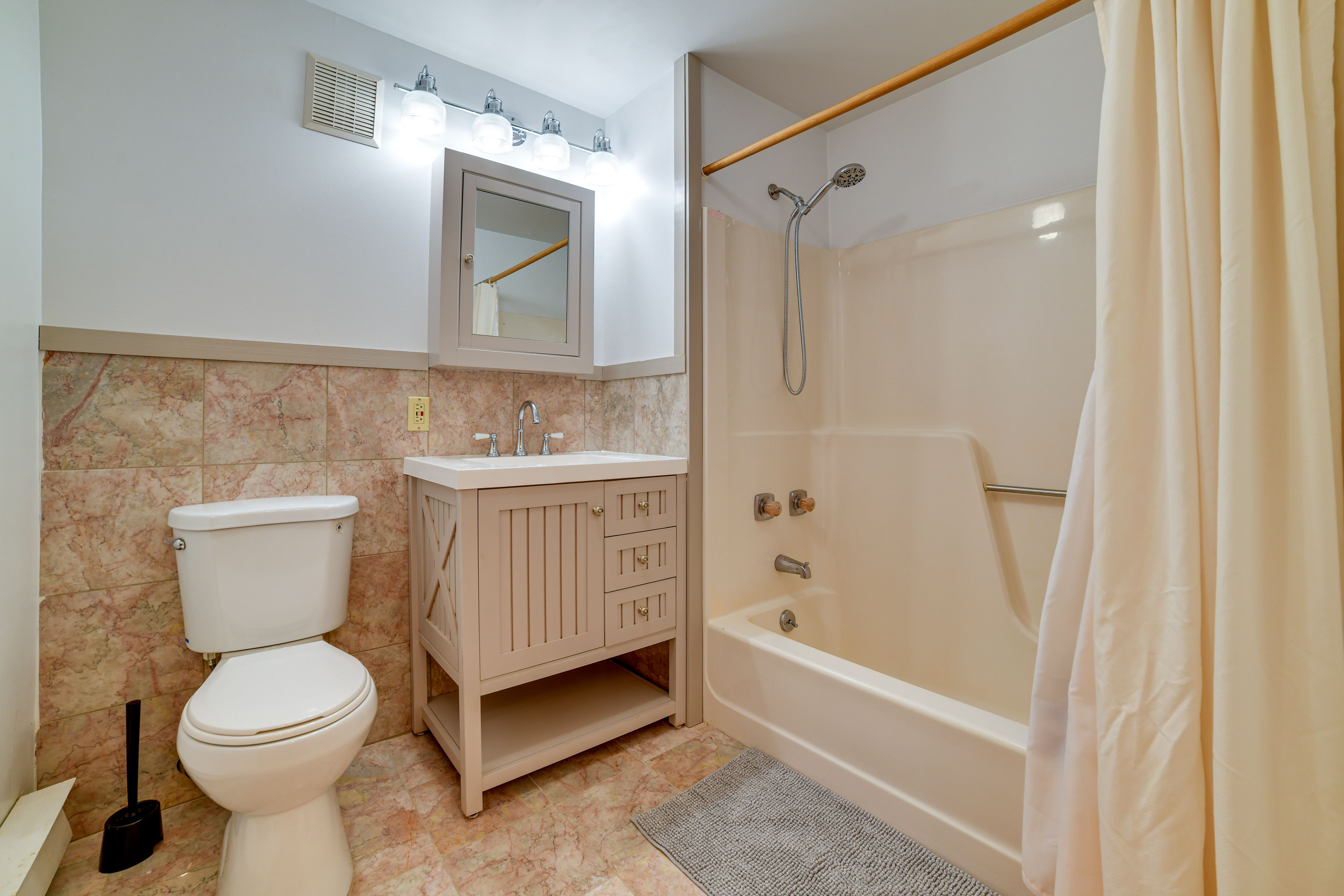 Full Bathroom | Towels Provided