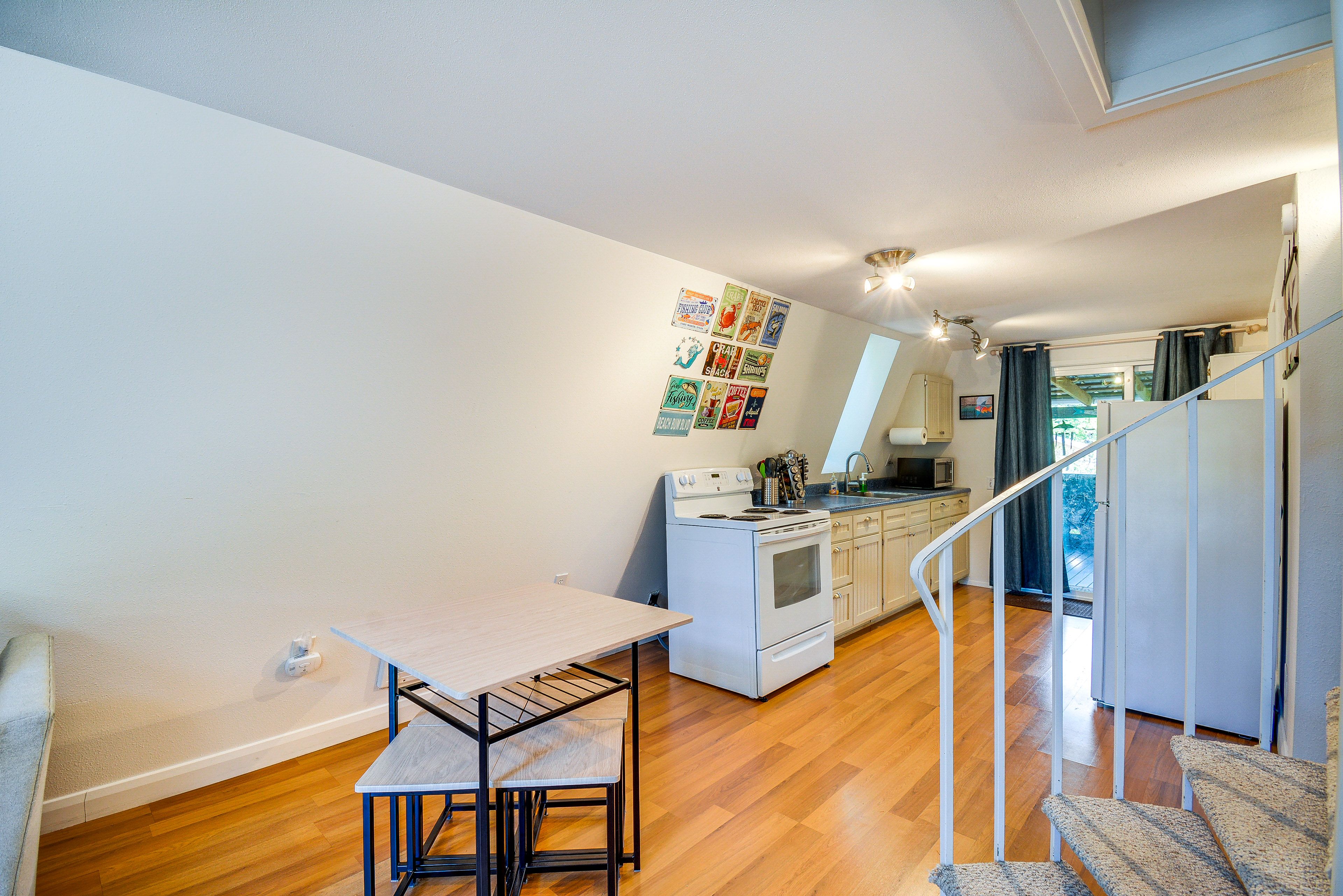 Dining Area | Dishware & Flatware Provided