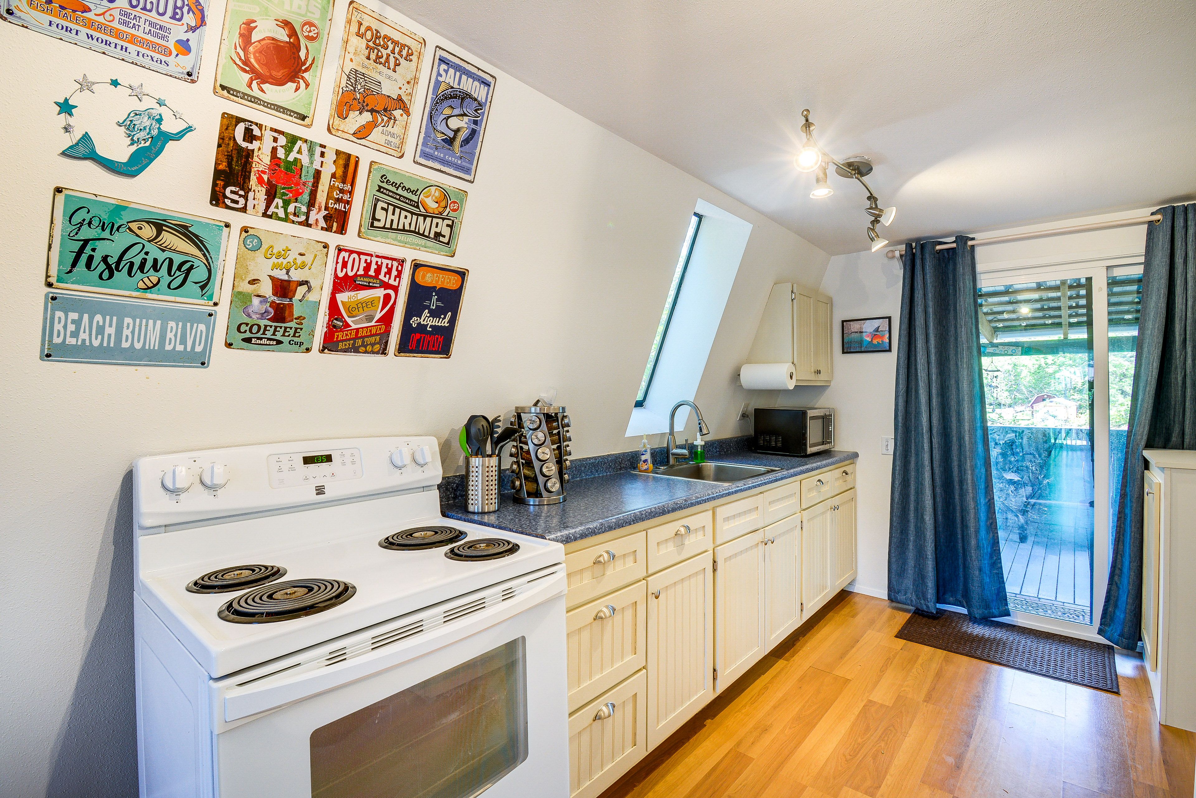 Kitchen | Equipped w/ Cooking Basics
