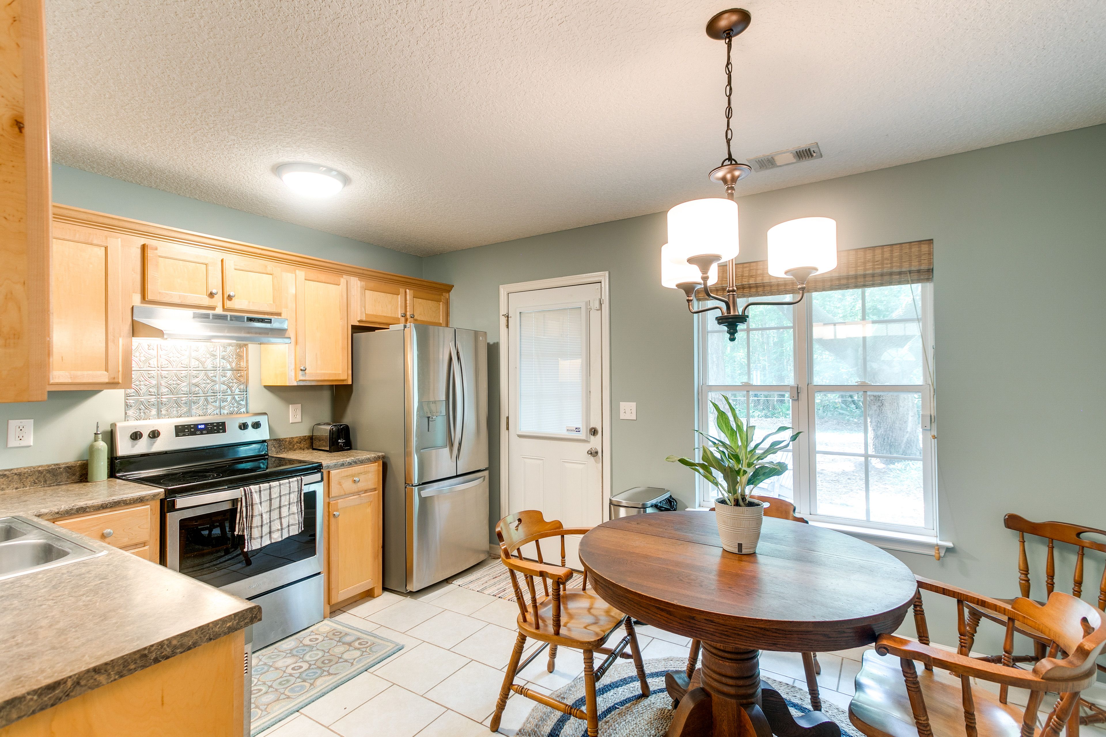 Dining Area | Kitchen