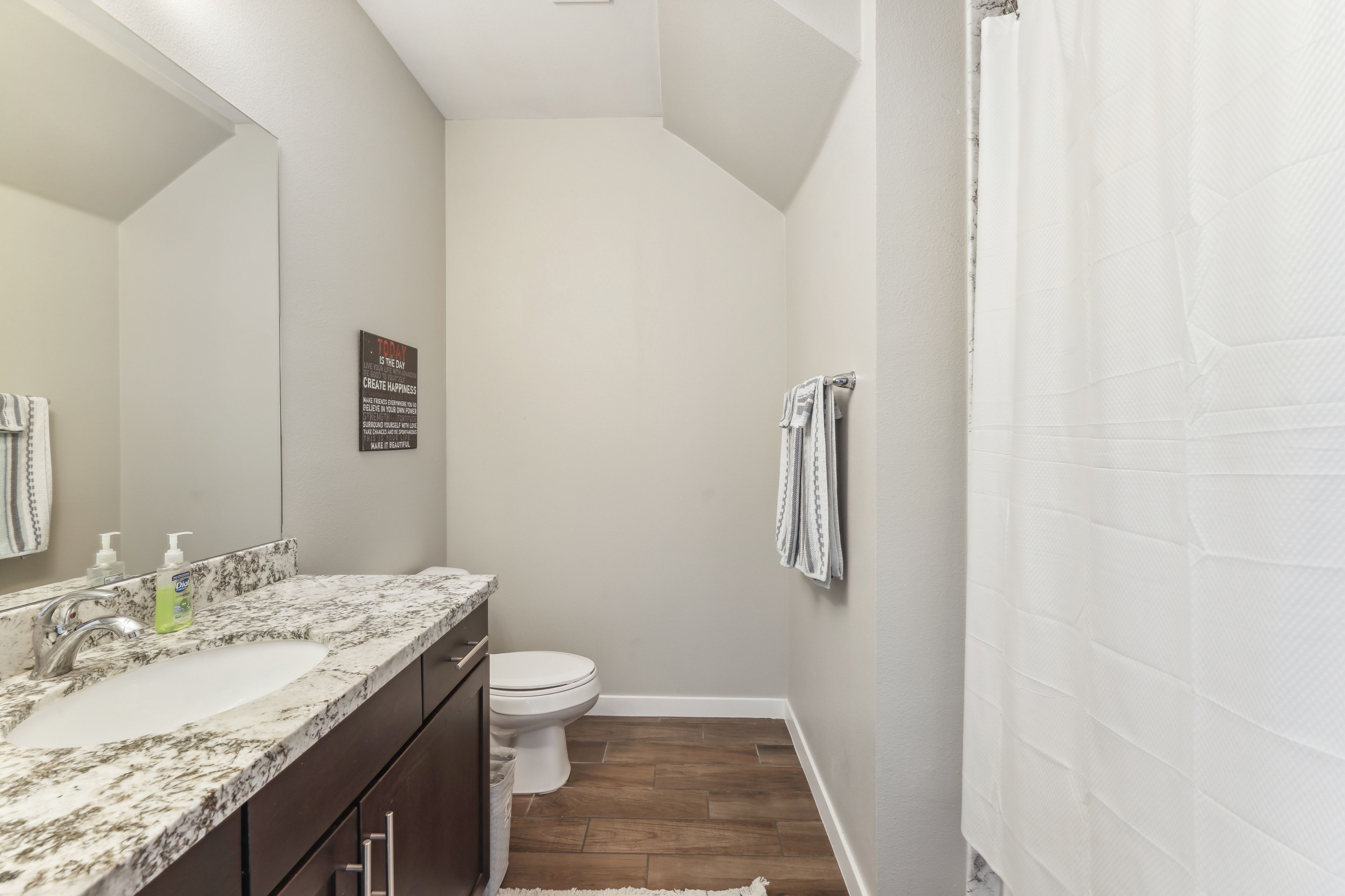 Full Bathroom | 1st Floor | Towels Provided