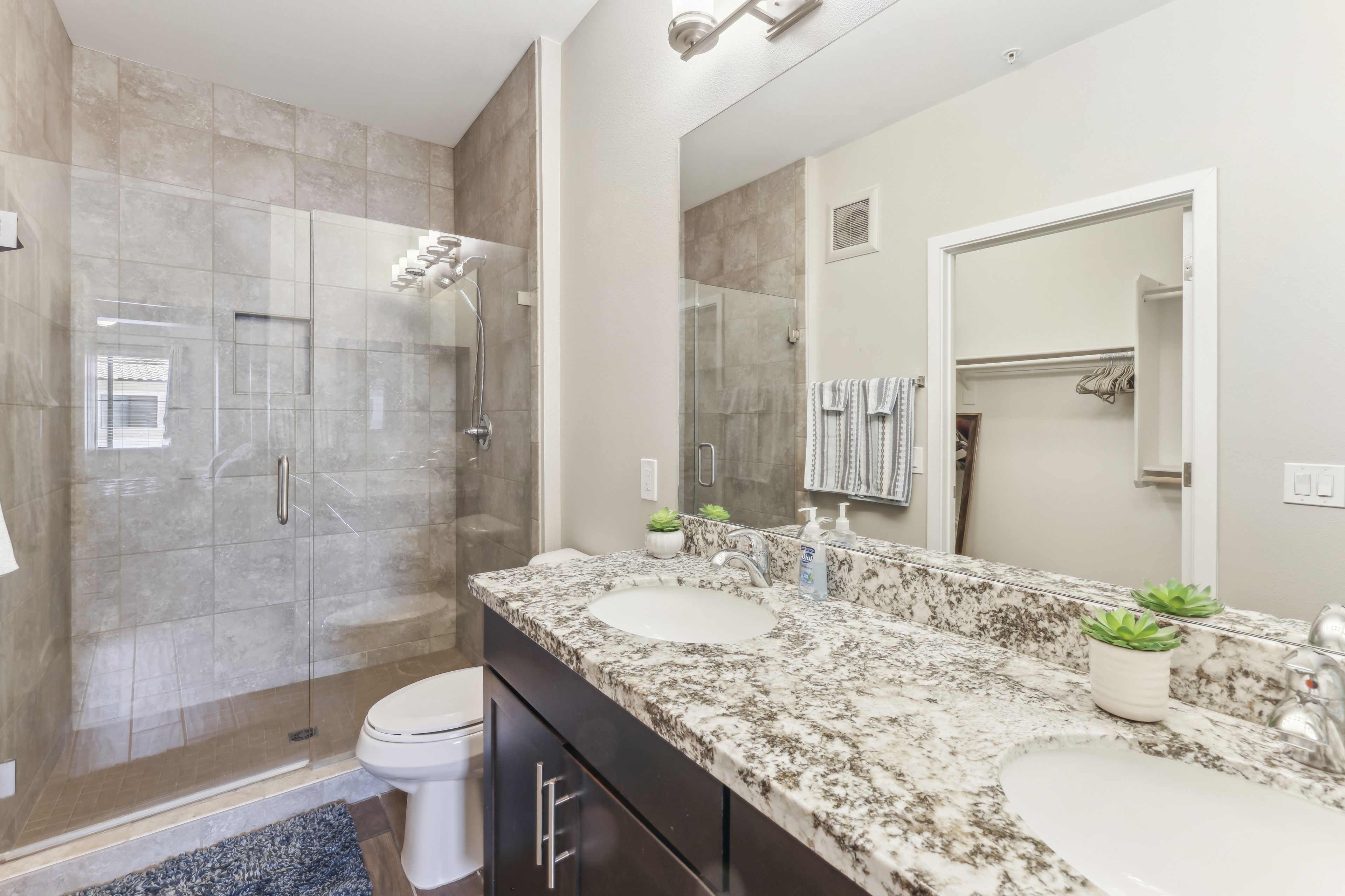 Full Bathroom | 1st Floor | Complimentary Toiletries