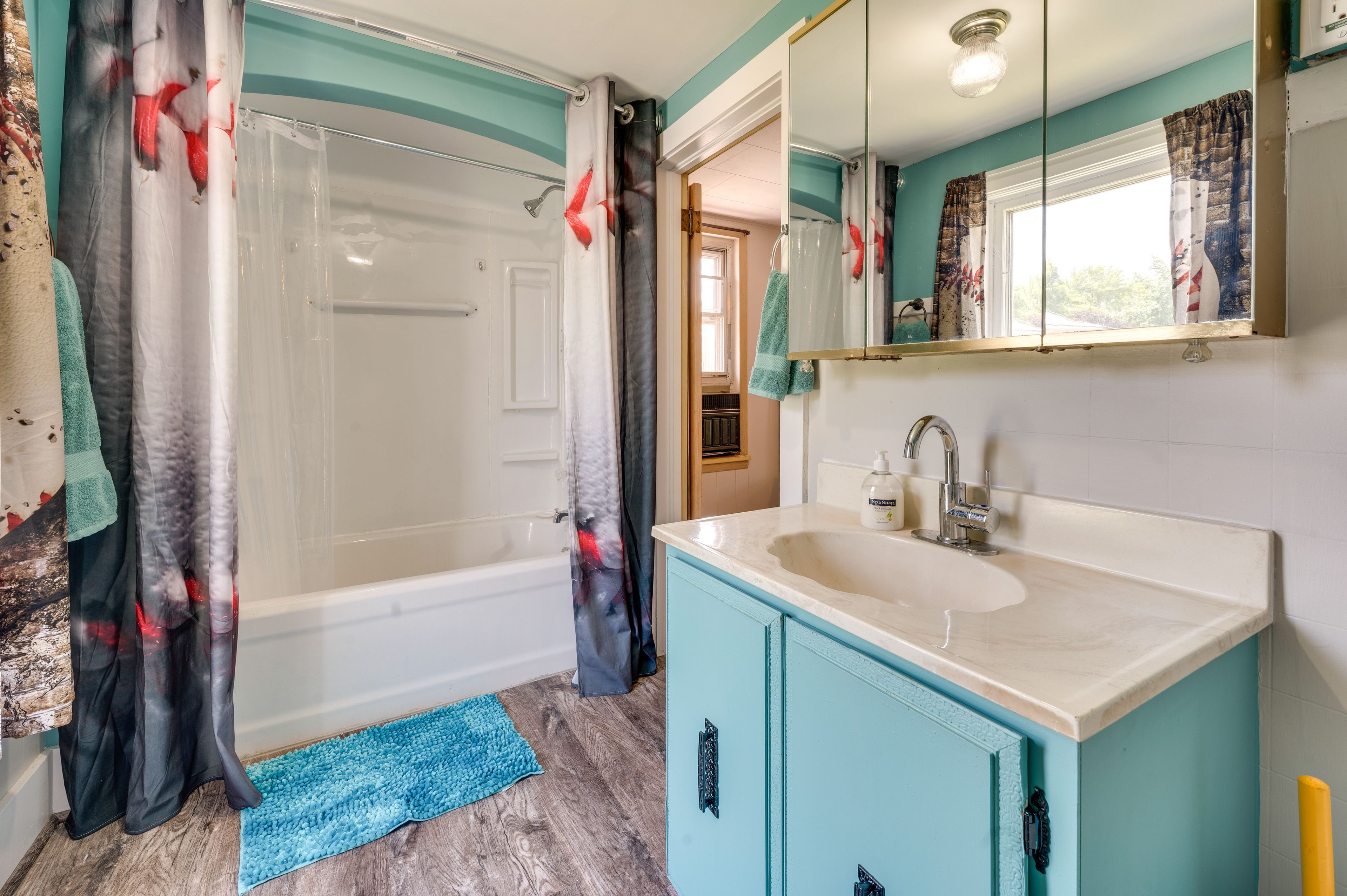 Full Bathroom | 2nd Floor | Shower/Tub Combo | Towels Provided