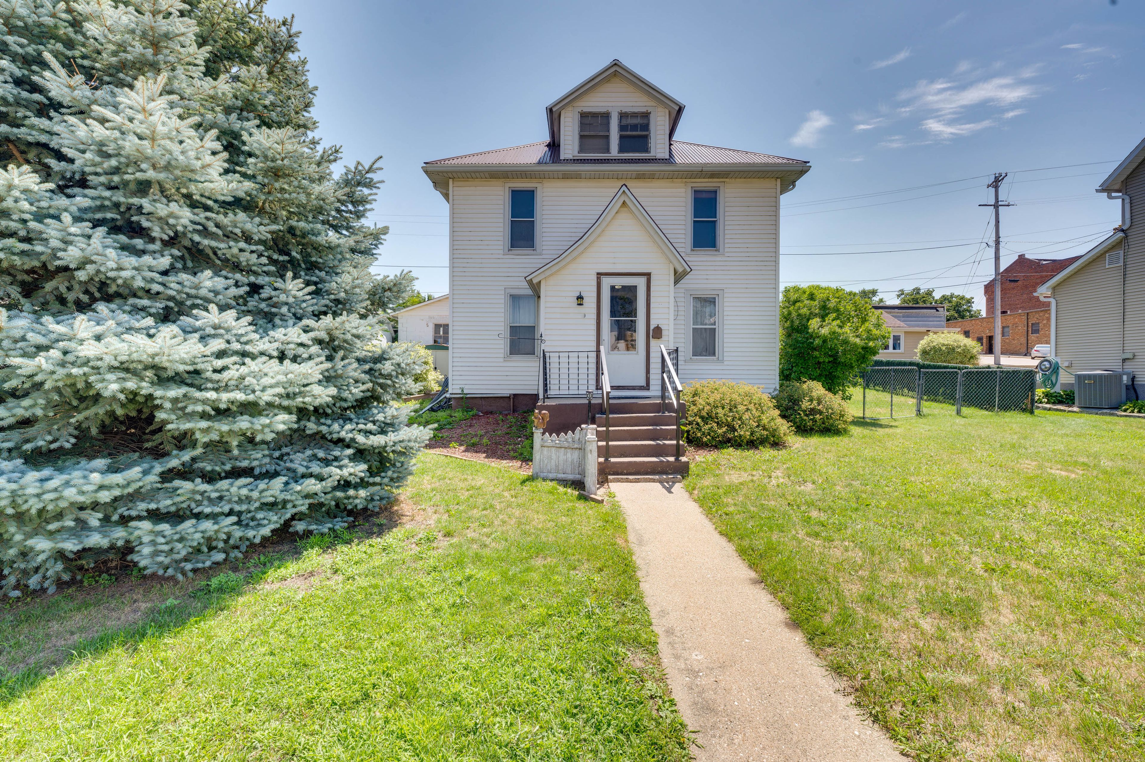 Dyersville Vacation Rental | 3BR | 1.5BA | 1,400 Sq Ft | Stairs Required