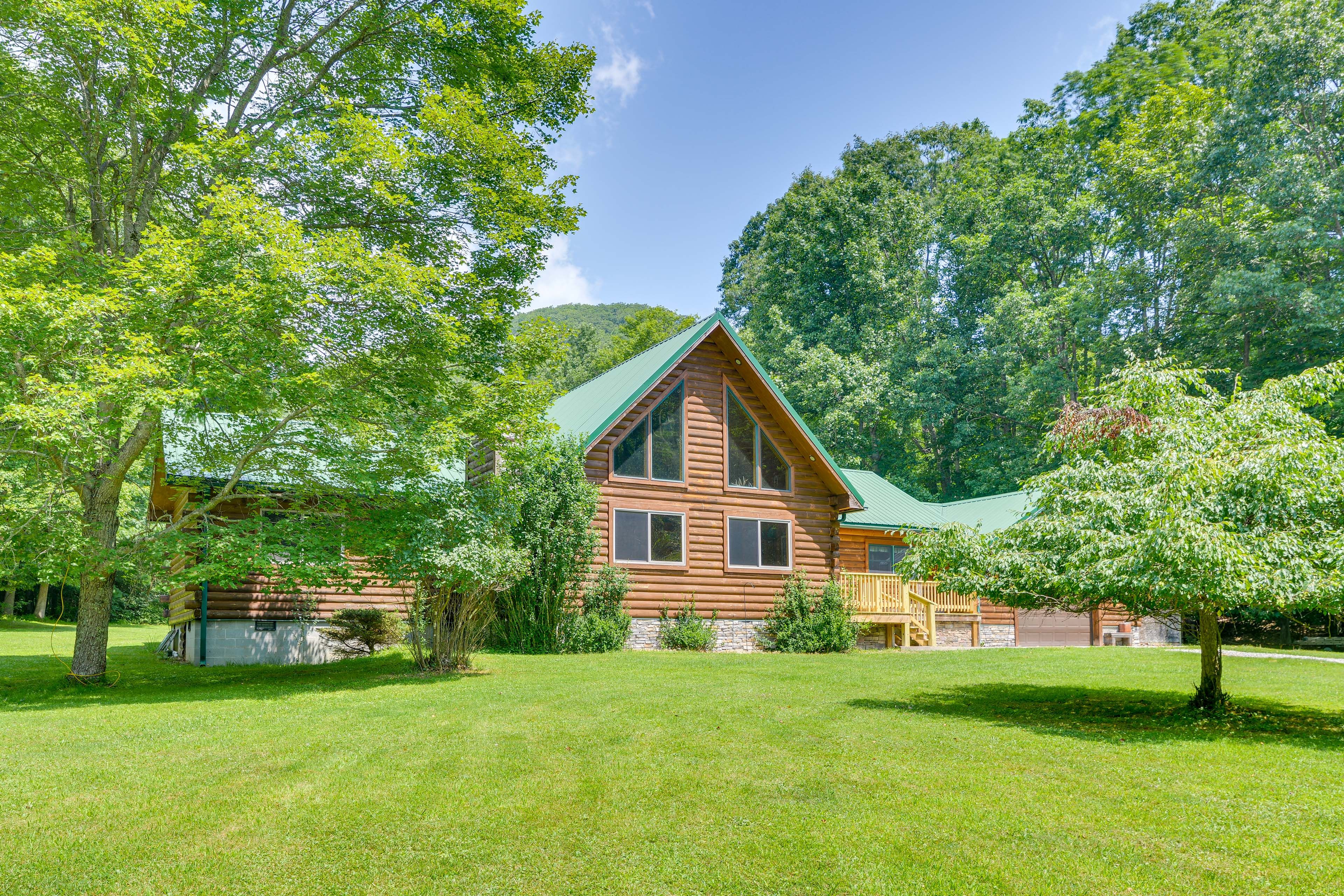 Valley Bend Vacation Rental | 3BR | 2BA | 3,000 Sq Ft | Stairs Required