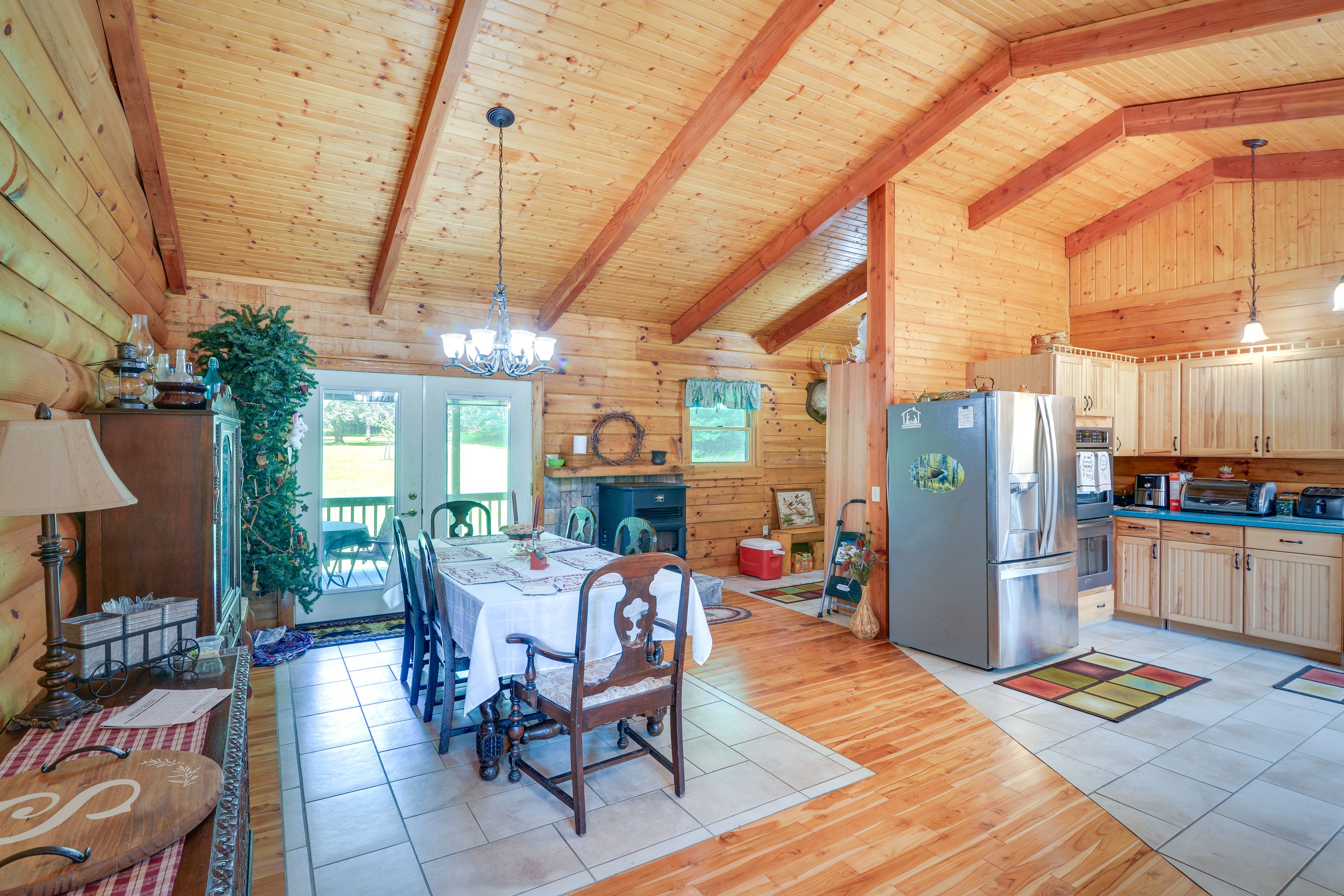 Dining Area | Dishware & Flatware Provided