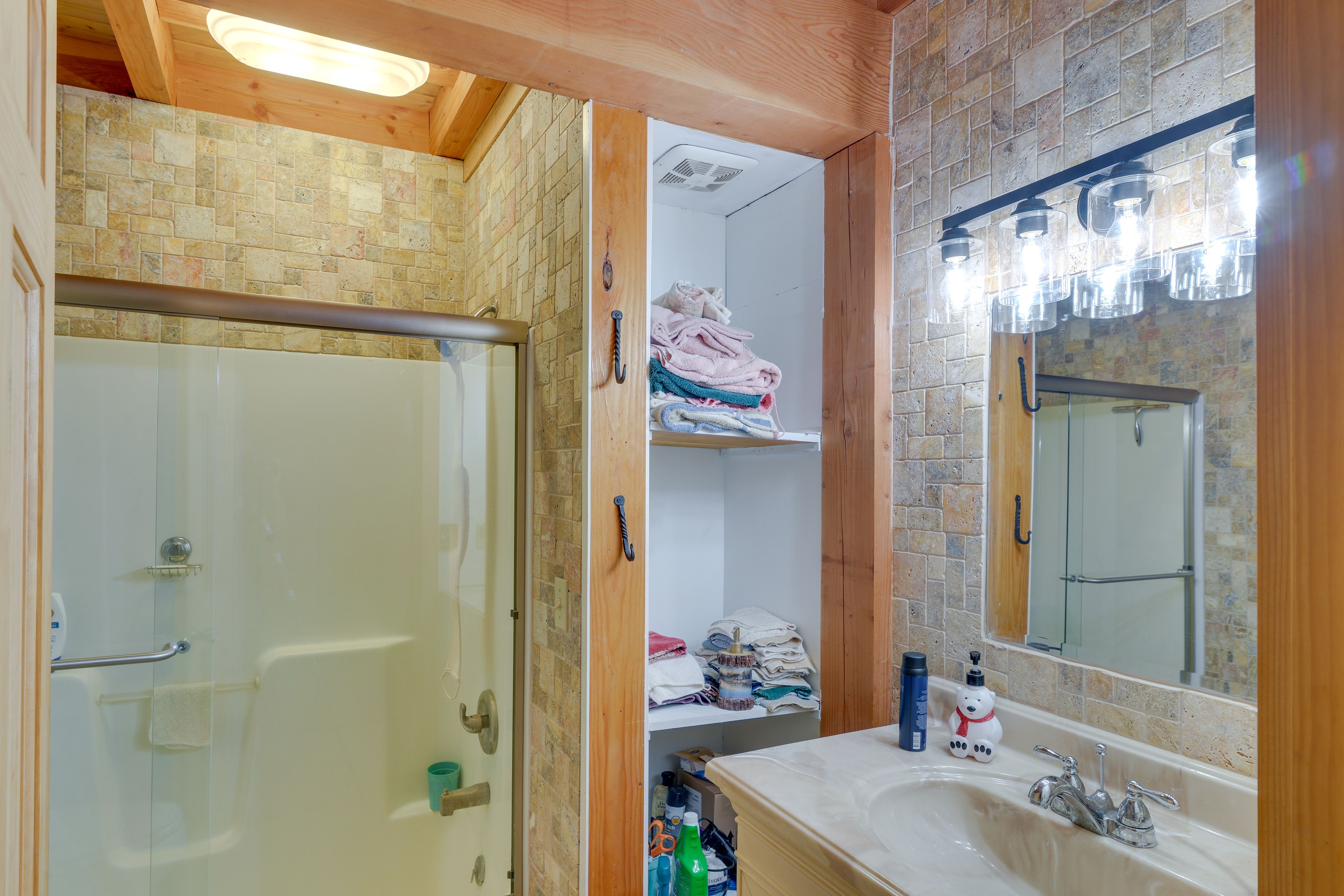 Full Bathroom | Towels Provided