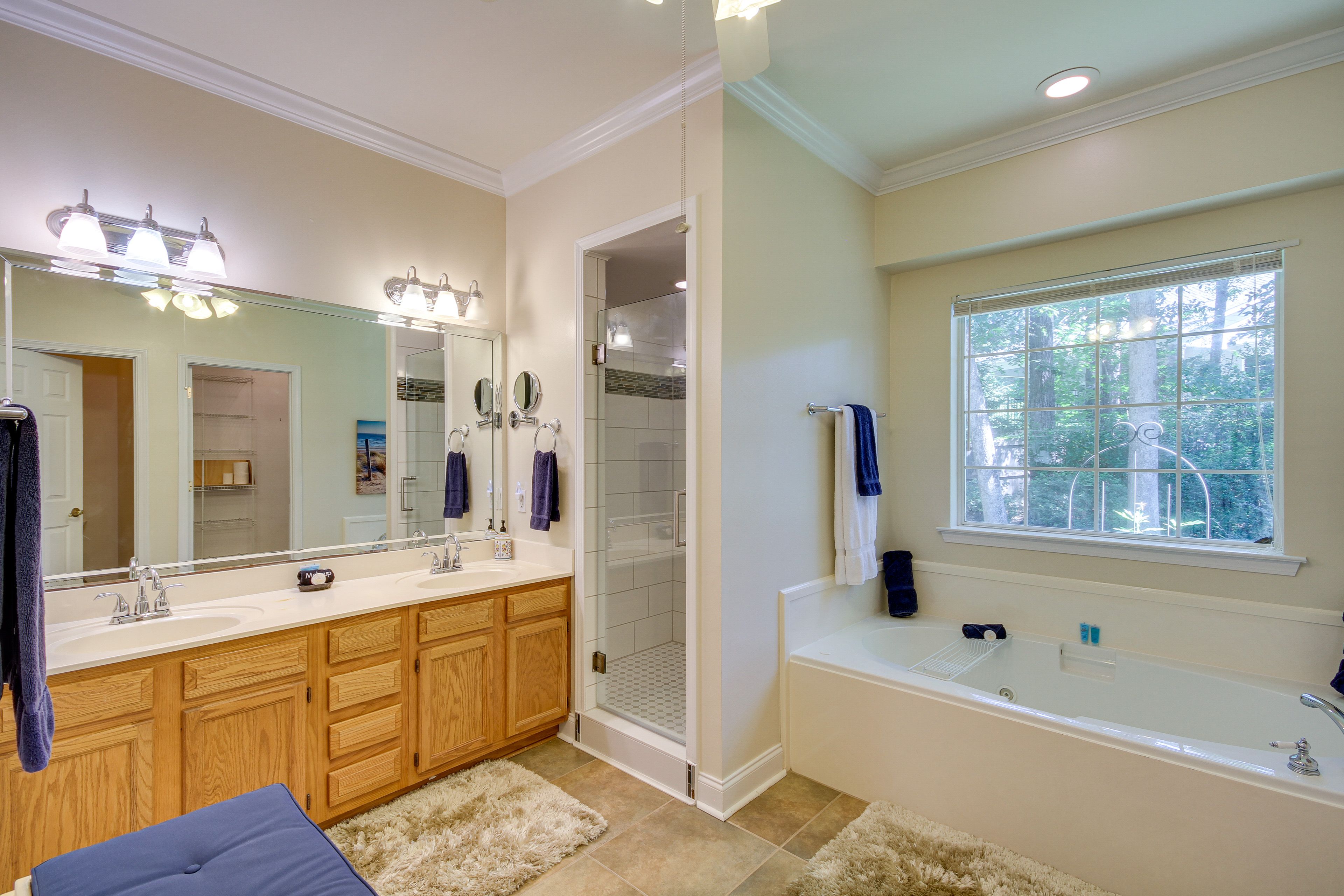 En-Suite Bathroom | Jetted Tub | Towels Provided