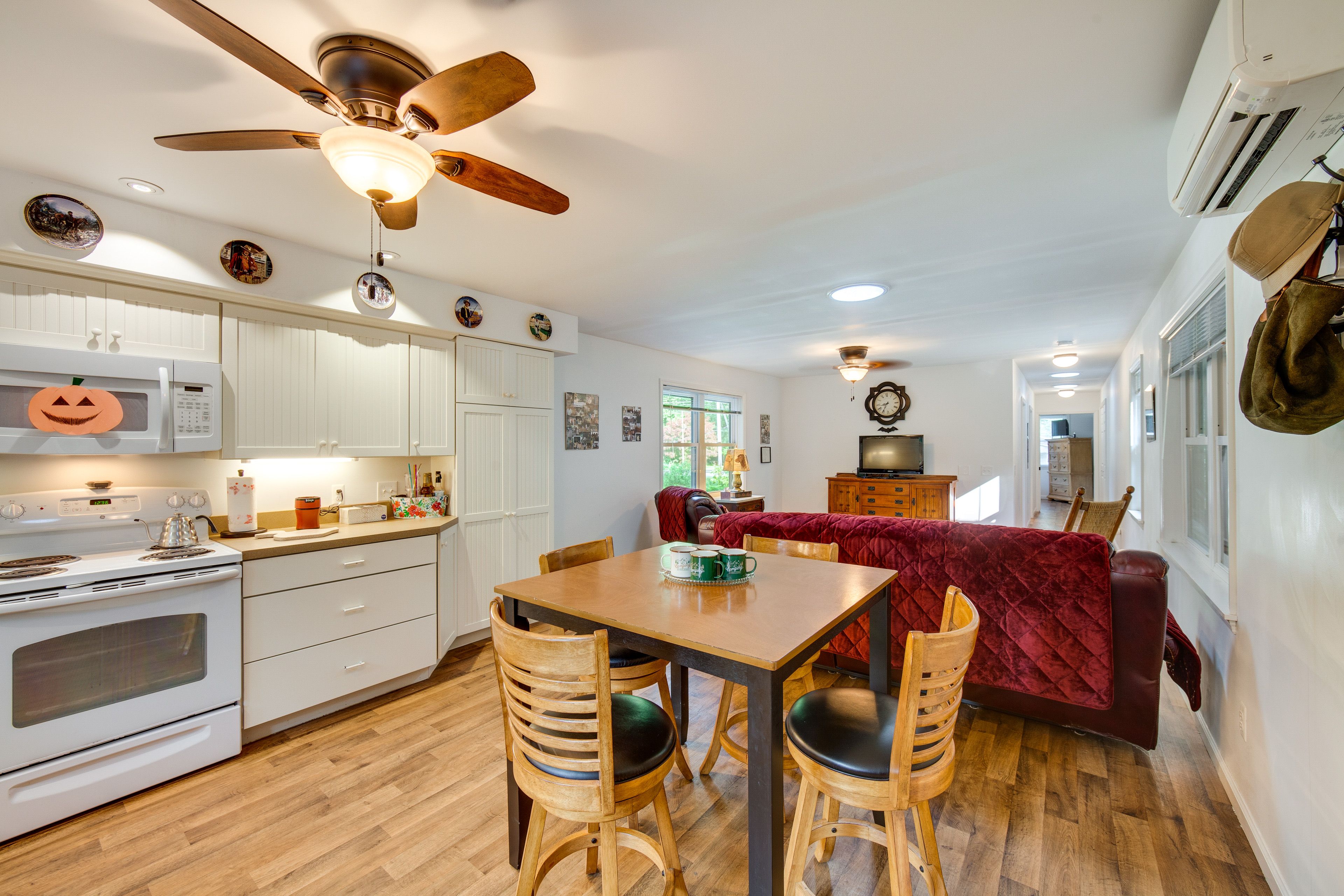 Kitchen | Cooking Basics | Coffee Maker | Paper Towels/Trash Bags Provided
