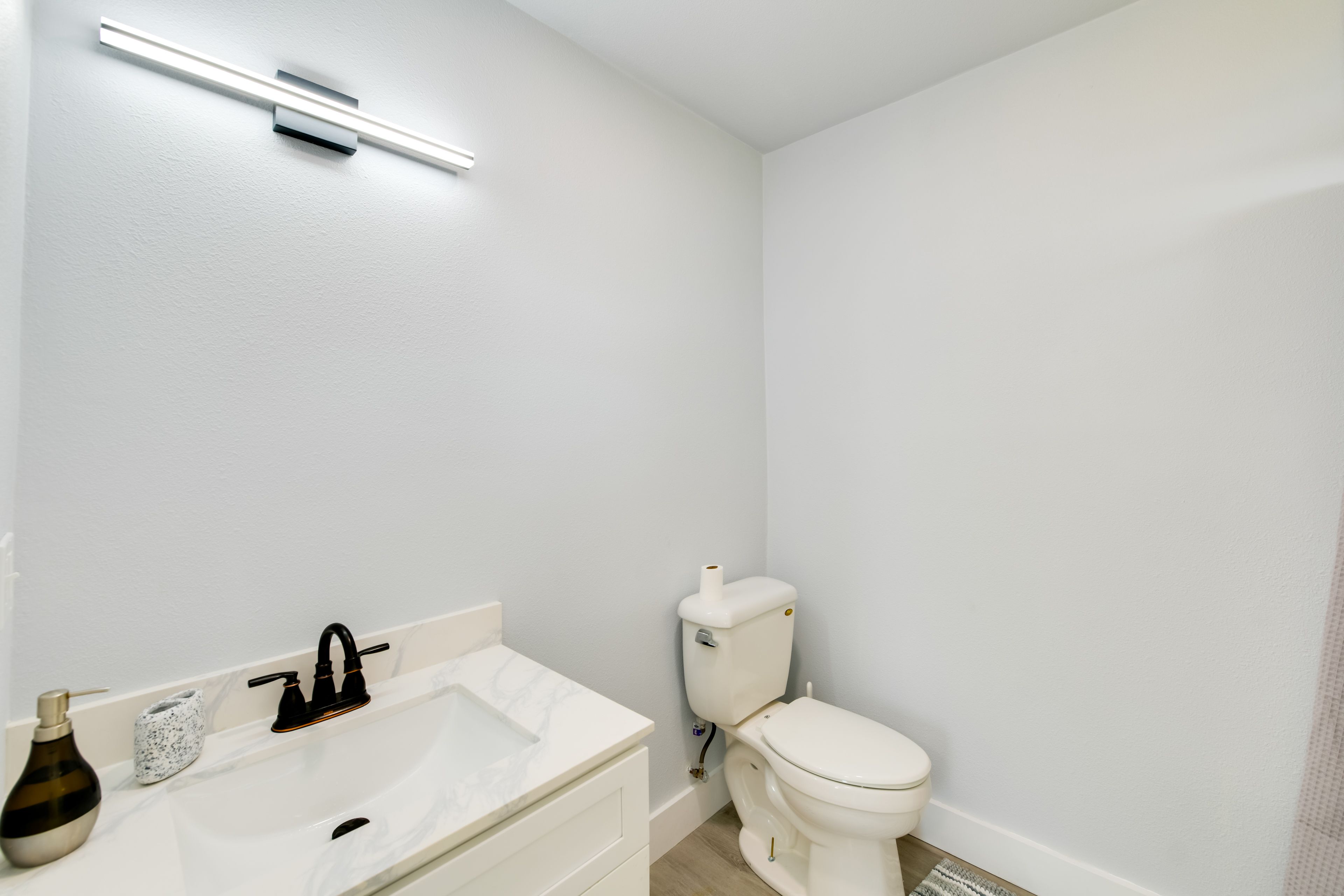 Full Bathroom | Complimentary Toiletries | Towels Provided