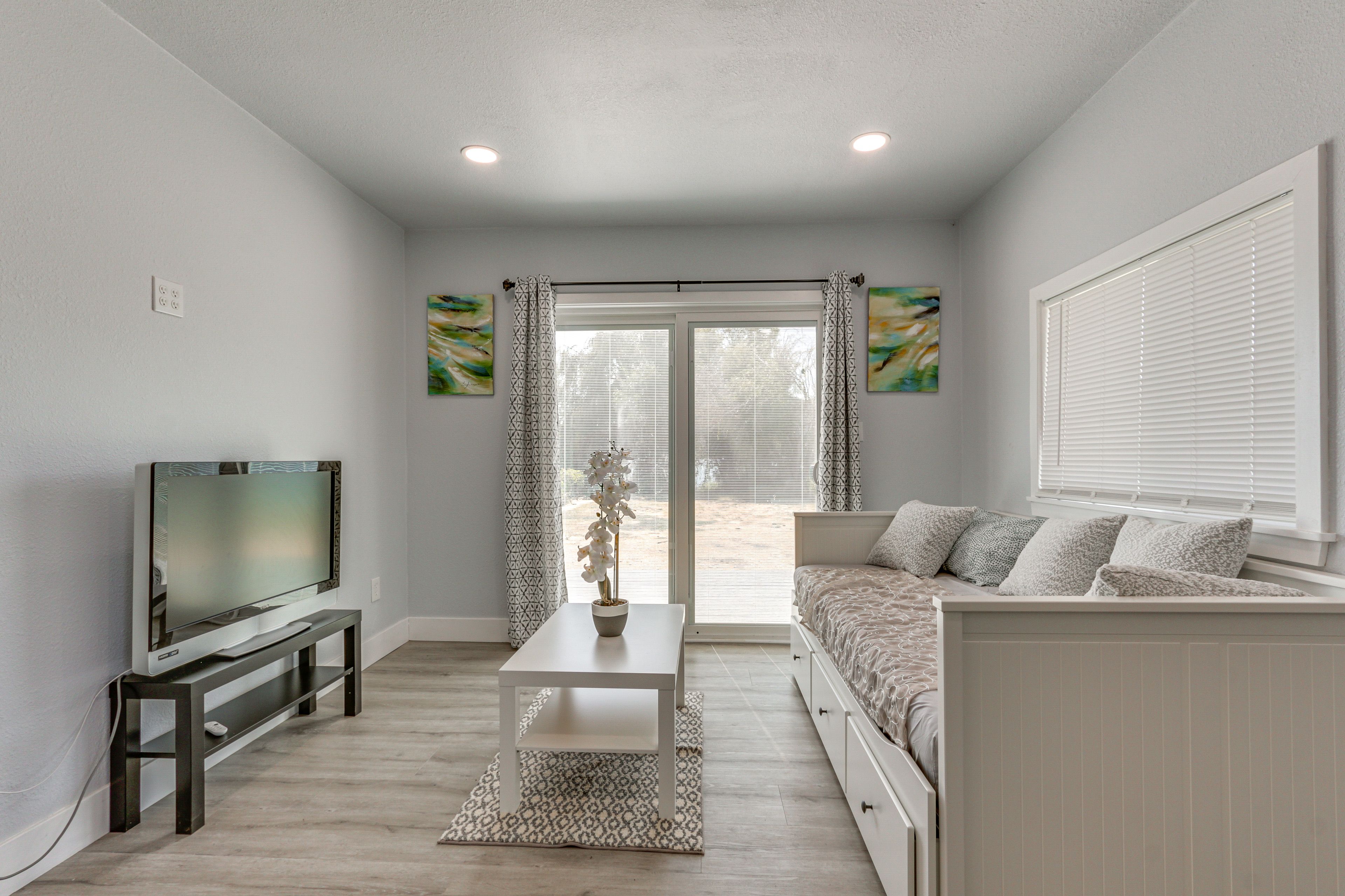 Living Area | Smart TV