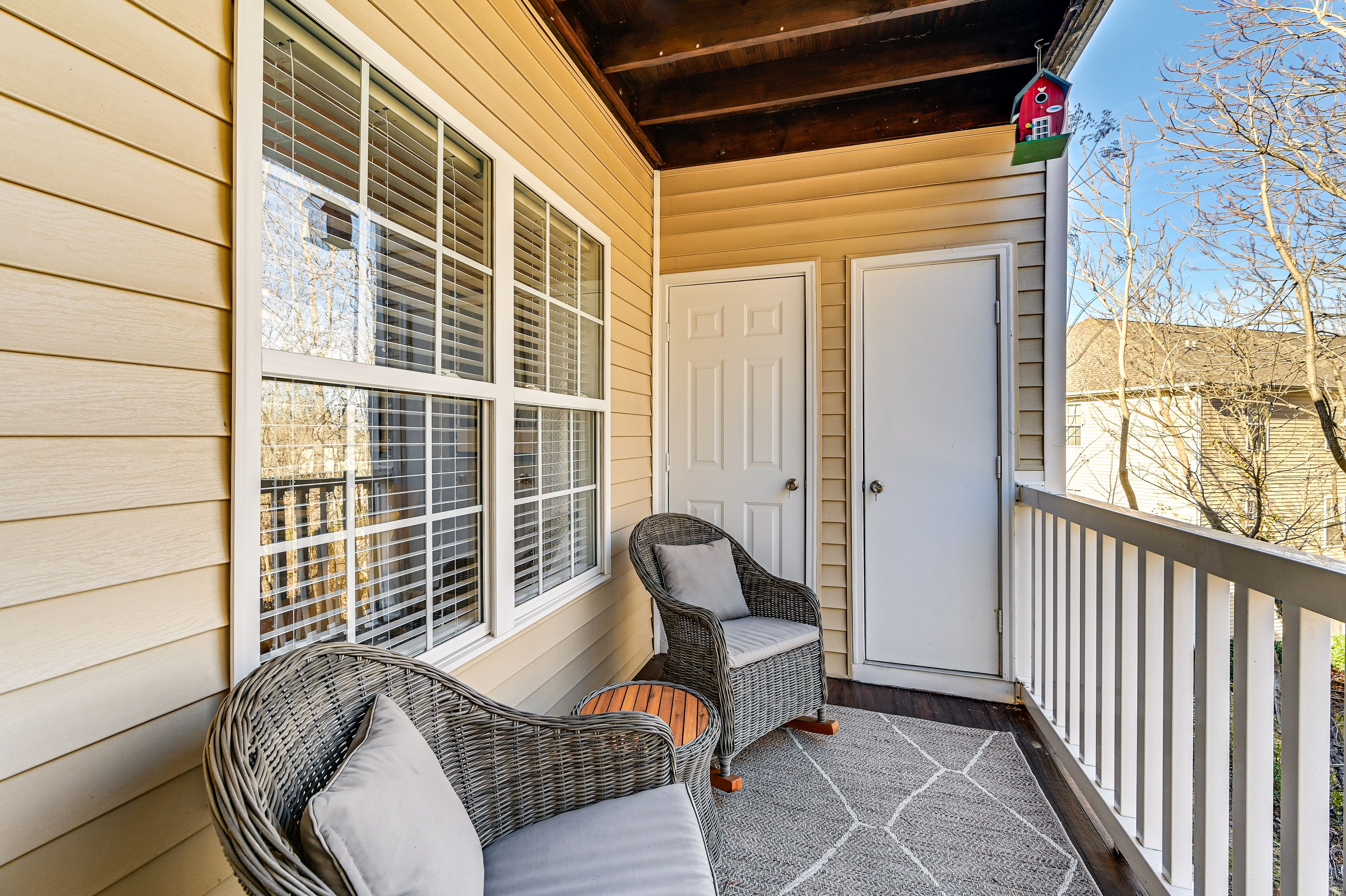 Private Balcony w/ Seating
