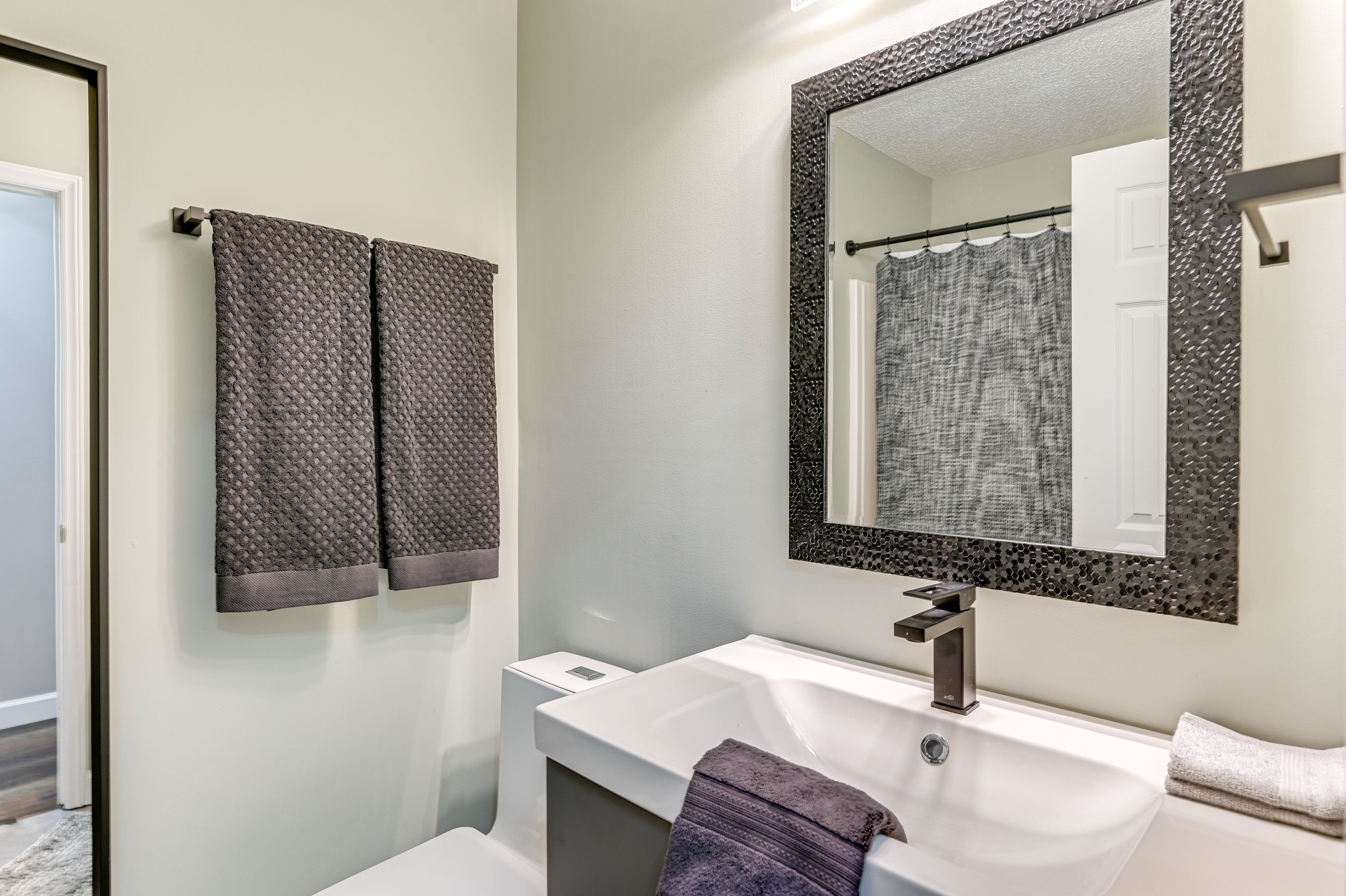 Full Bathroom | Towels Provided