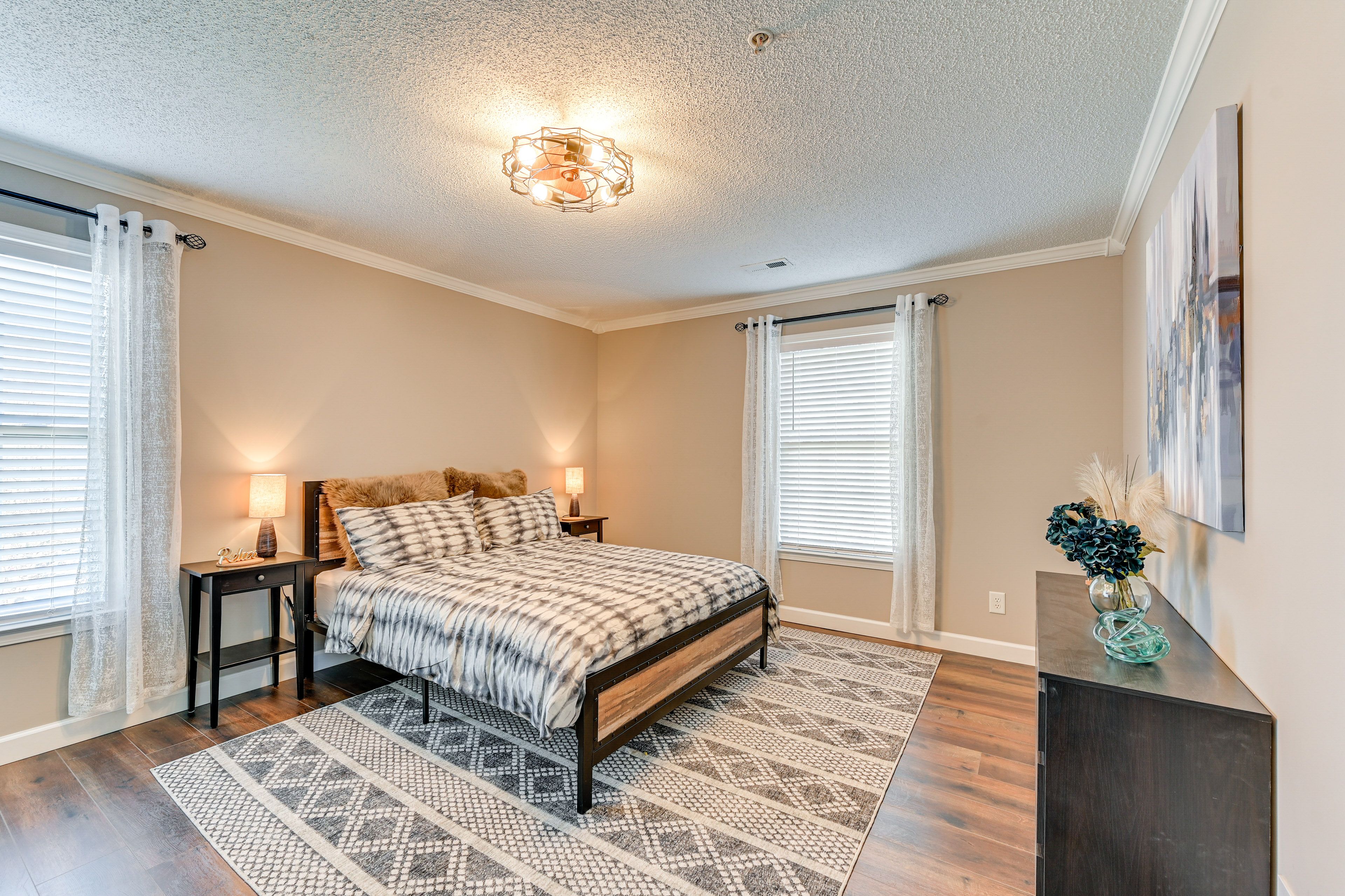 Bedroom 1 | Queen Bed | En-Suite Bathroom