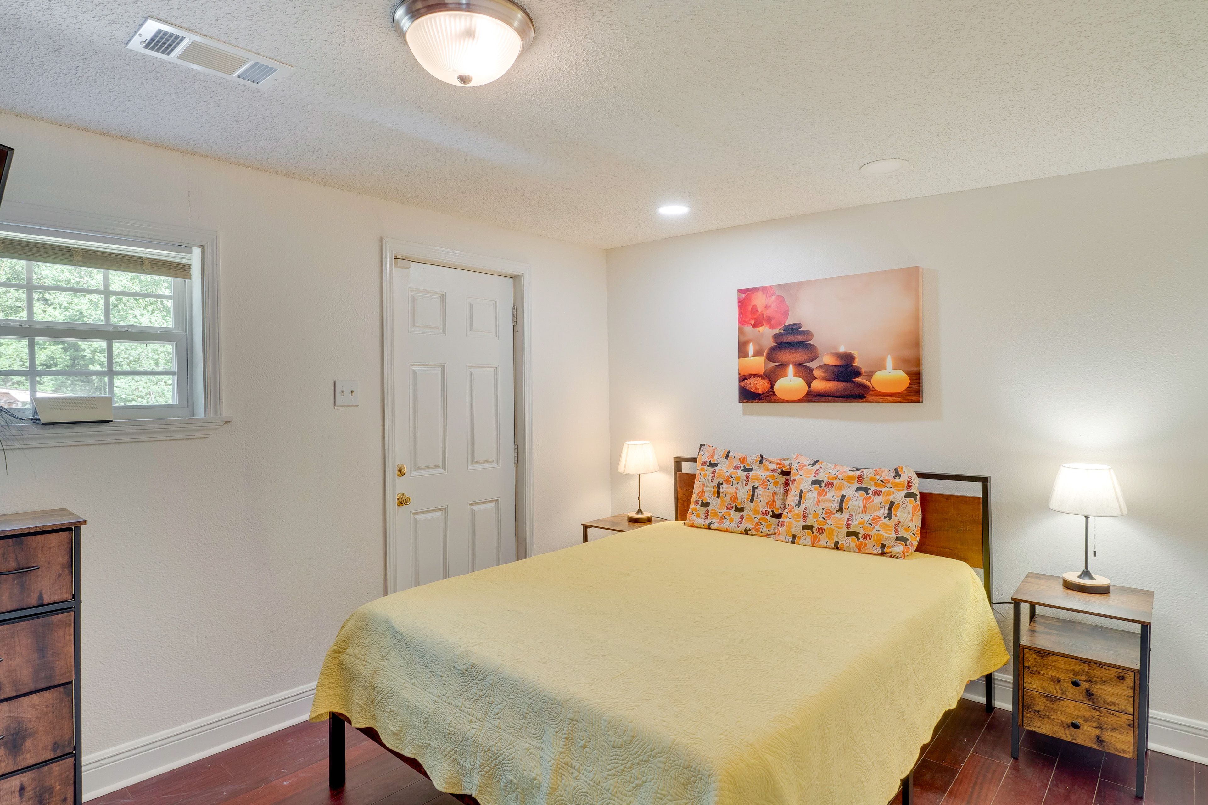 Bedroom 1 | Queen Bed