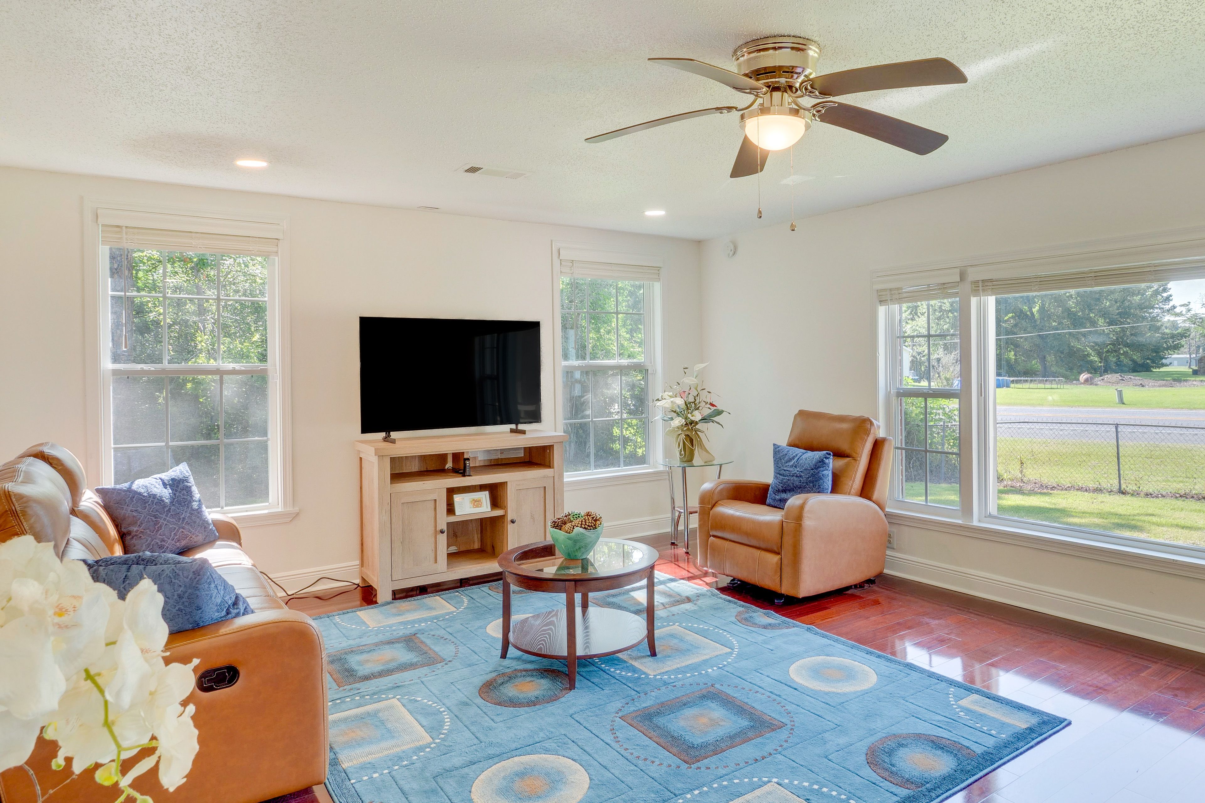 Living Room | Free WiFi | Smart TV | Central A/C