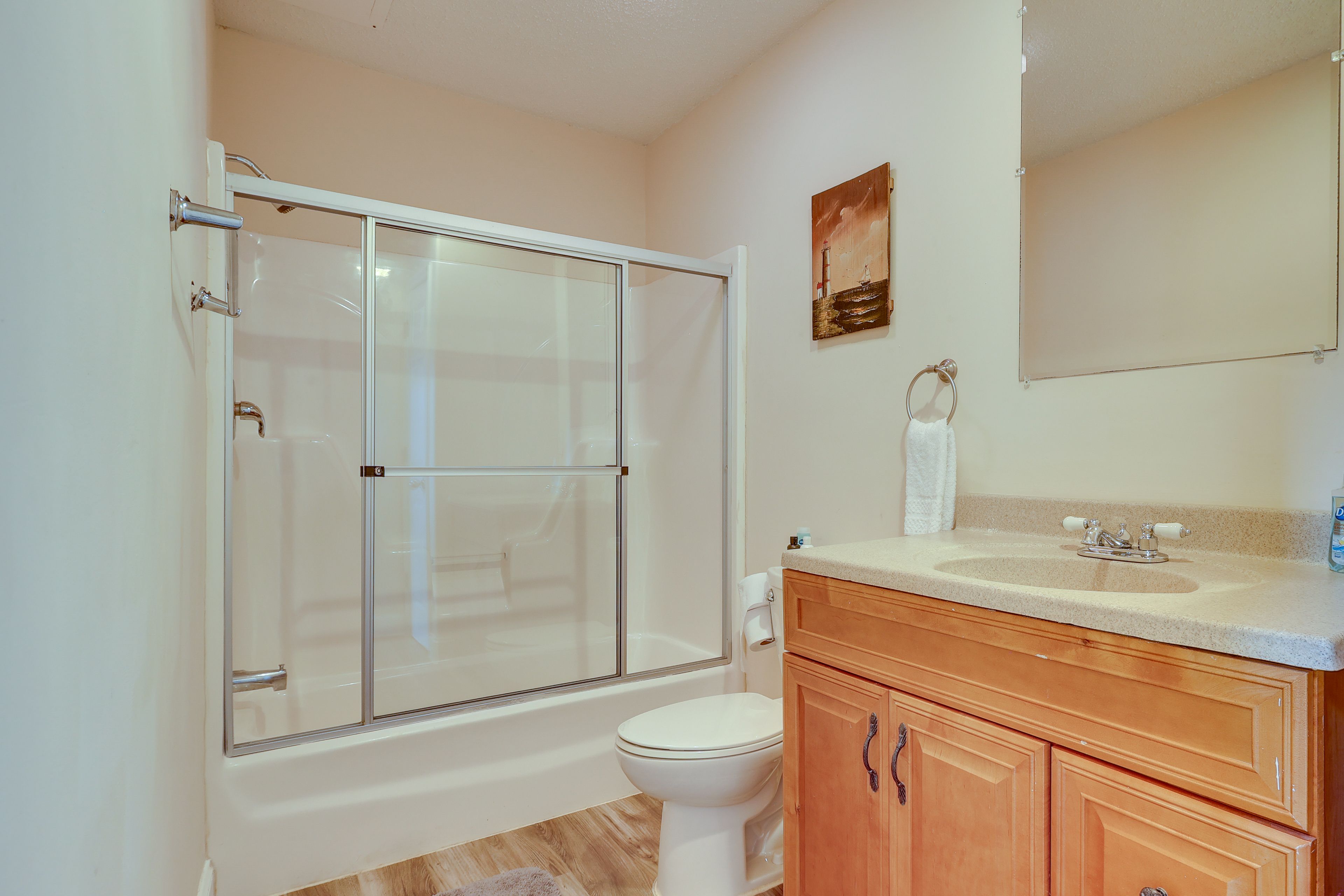 Full Bathroom | Towels Provided