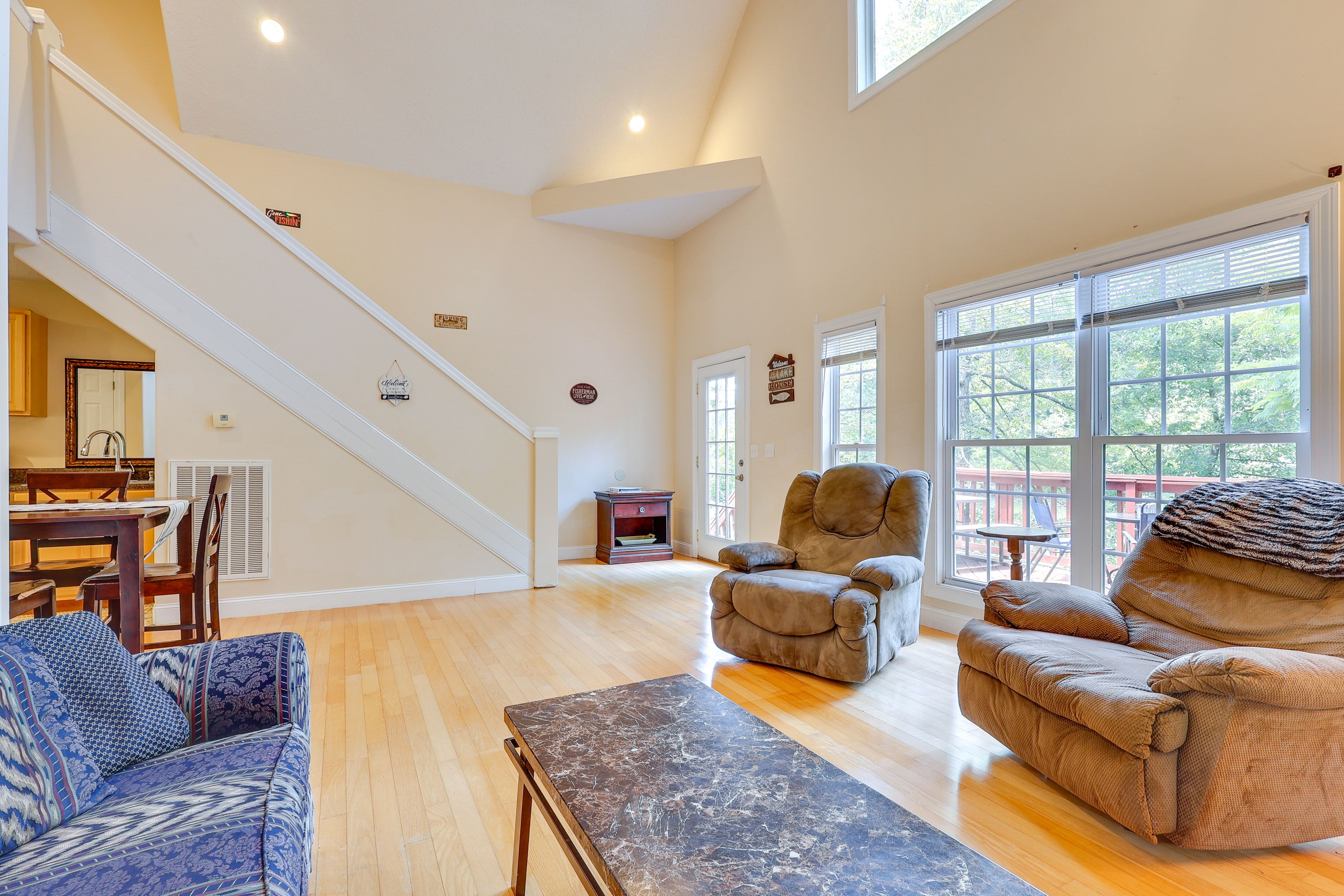 Living Room | Central A/C | Free WiFi | Smart TV