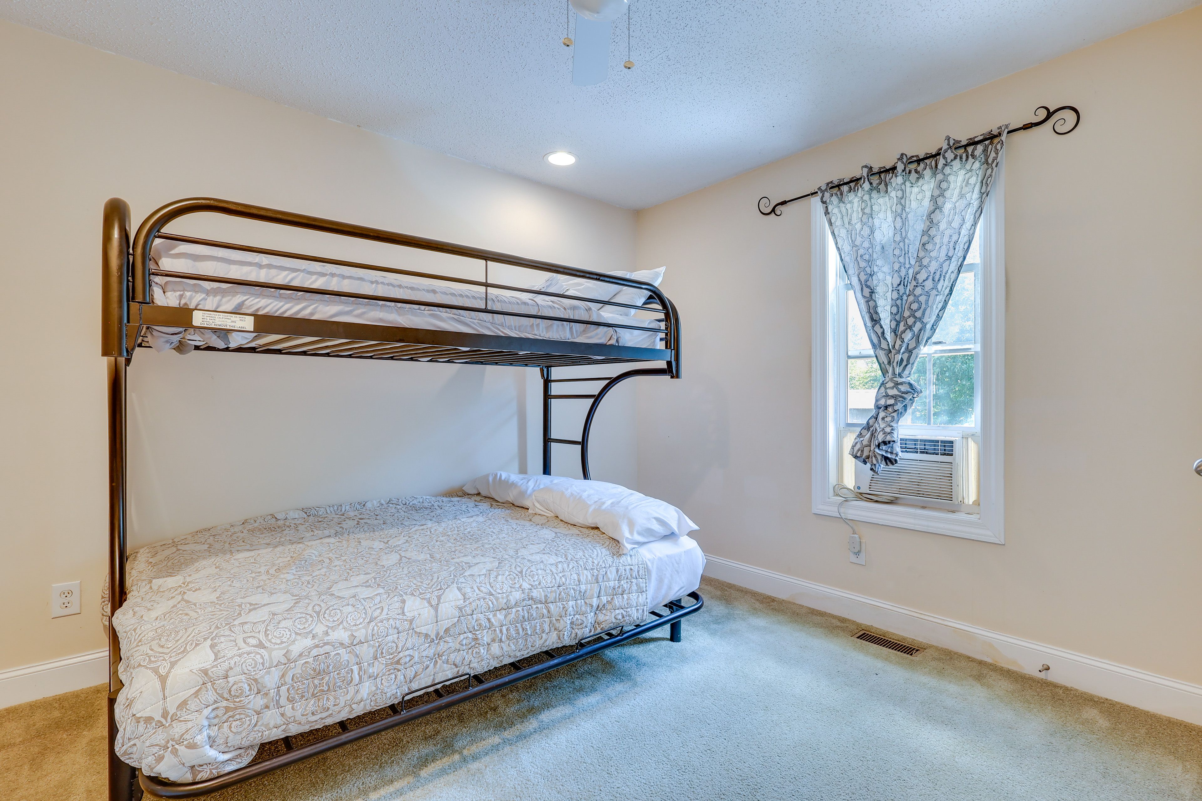 Bedroom 2 | Twin/Full Bunk Bed