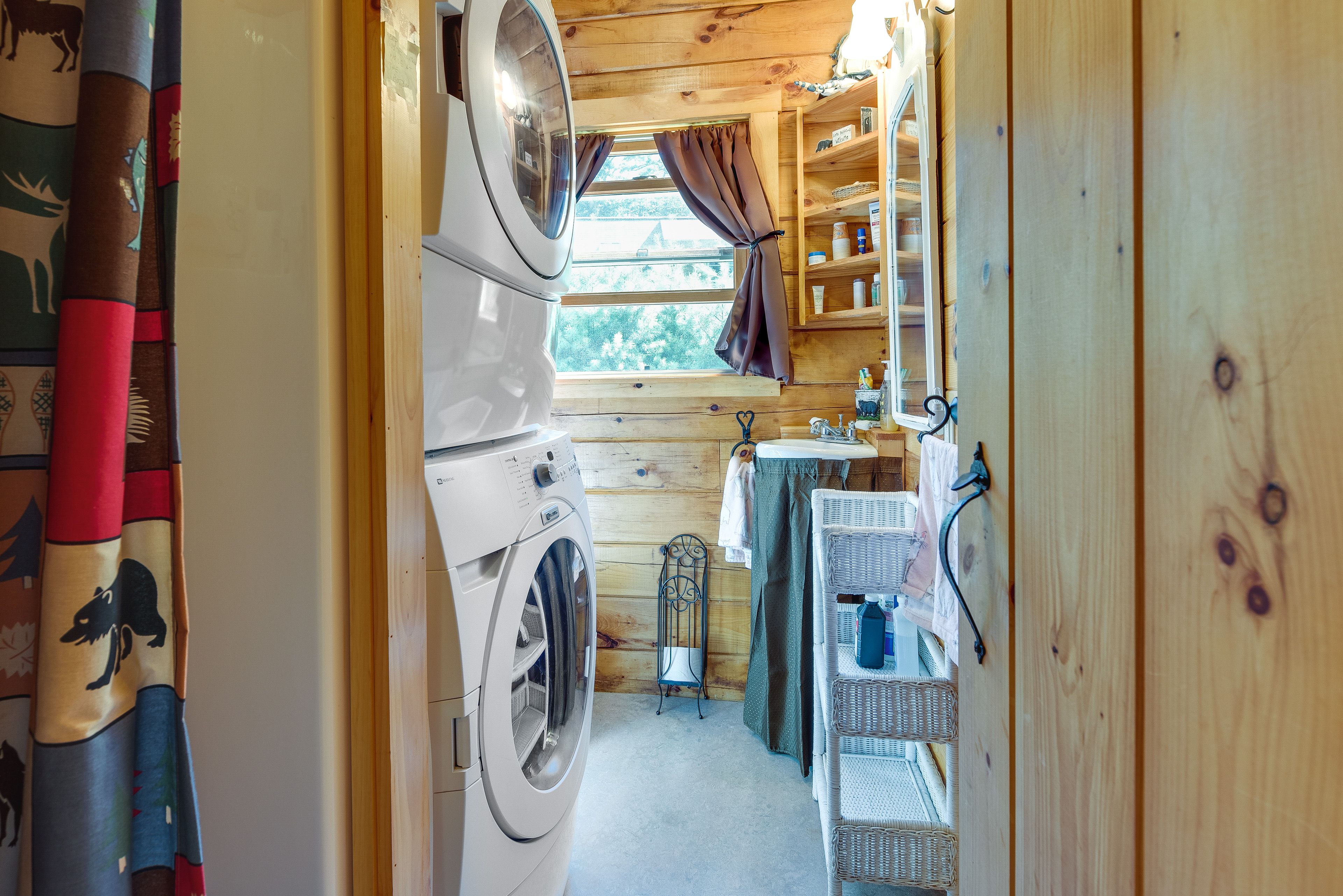 Full Bathroom | Complimentary Toiletries | Laundry