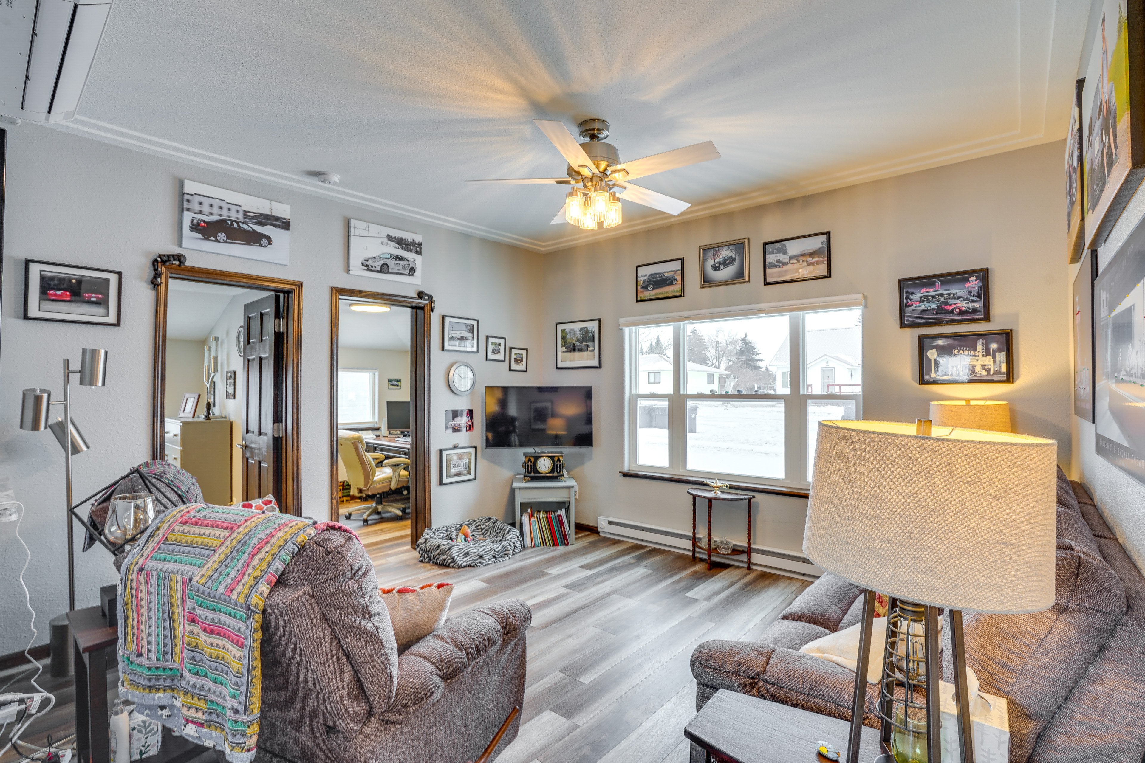 Living Room | Smart TV | Central A/C | Single-Story Home