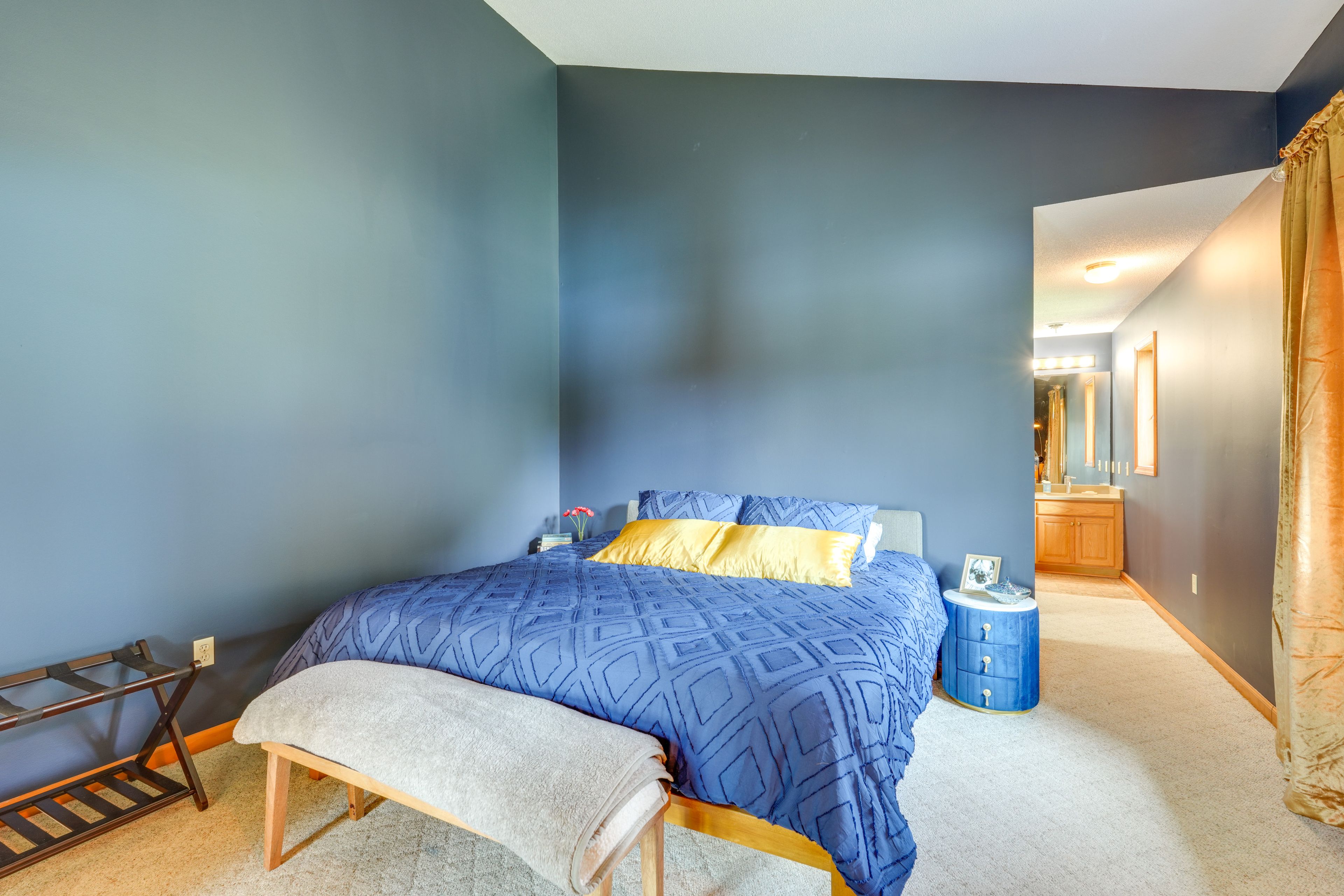 Bedroom 1 | King Bed | Linens & Towels | En-Suite Bathroom
