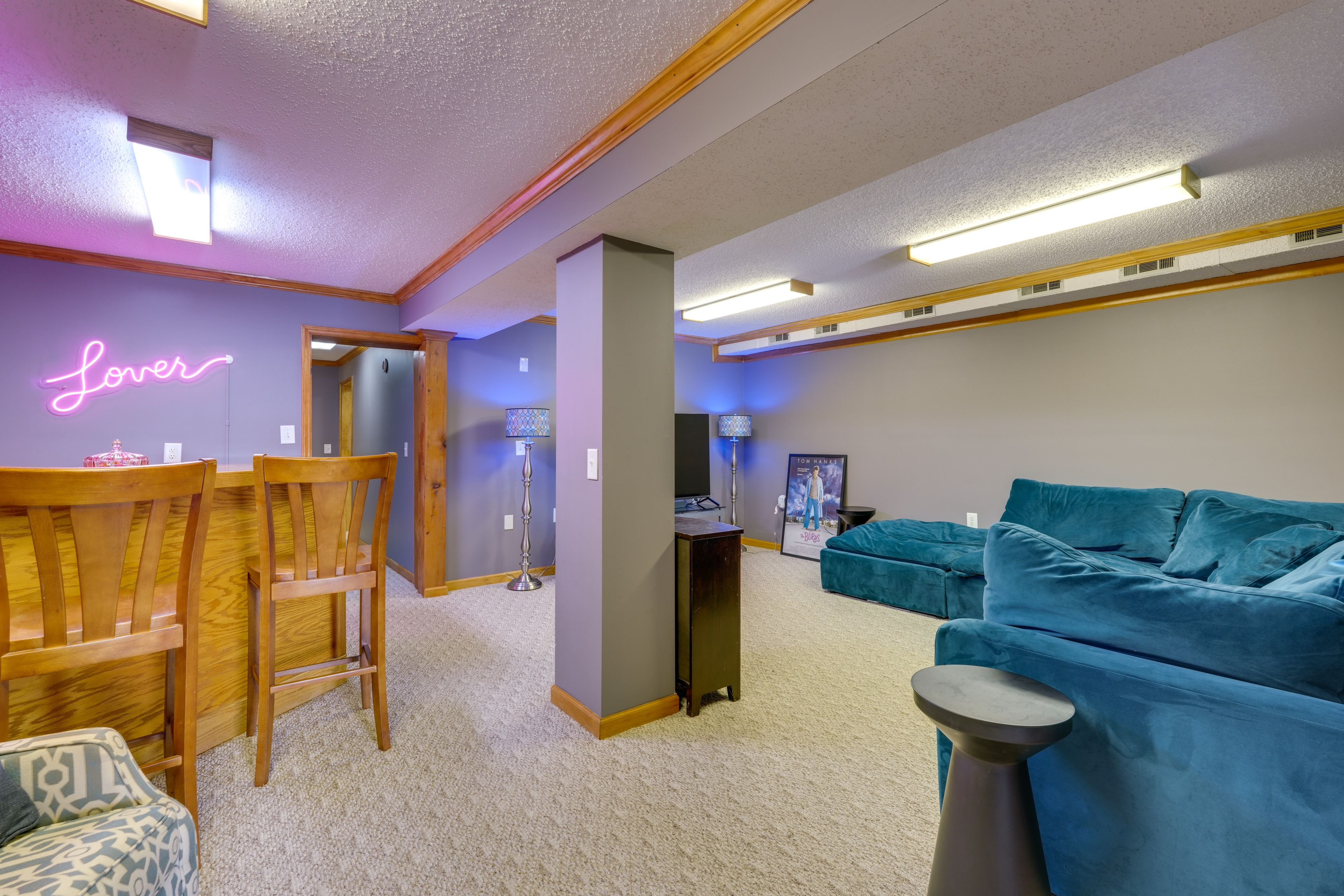 Lounge Room | Smart TV | Bar | Board Games, Books & Puzzles