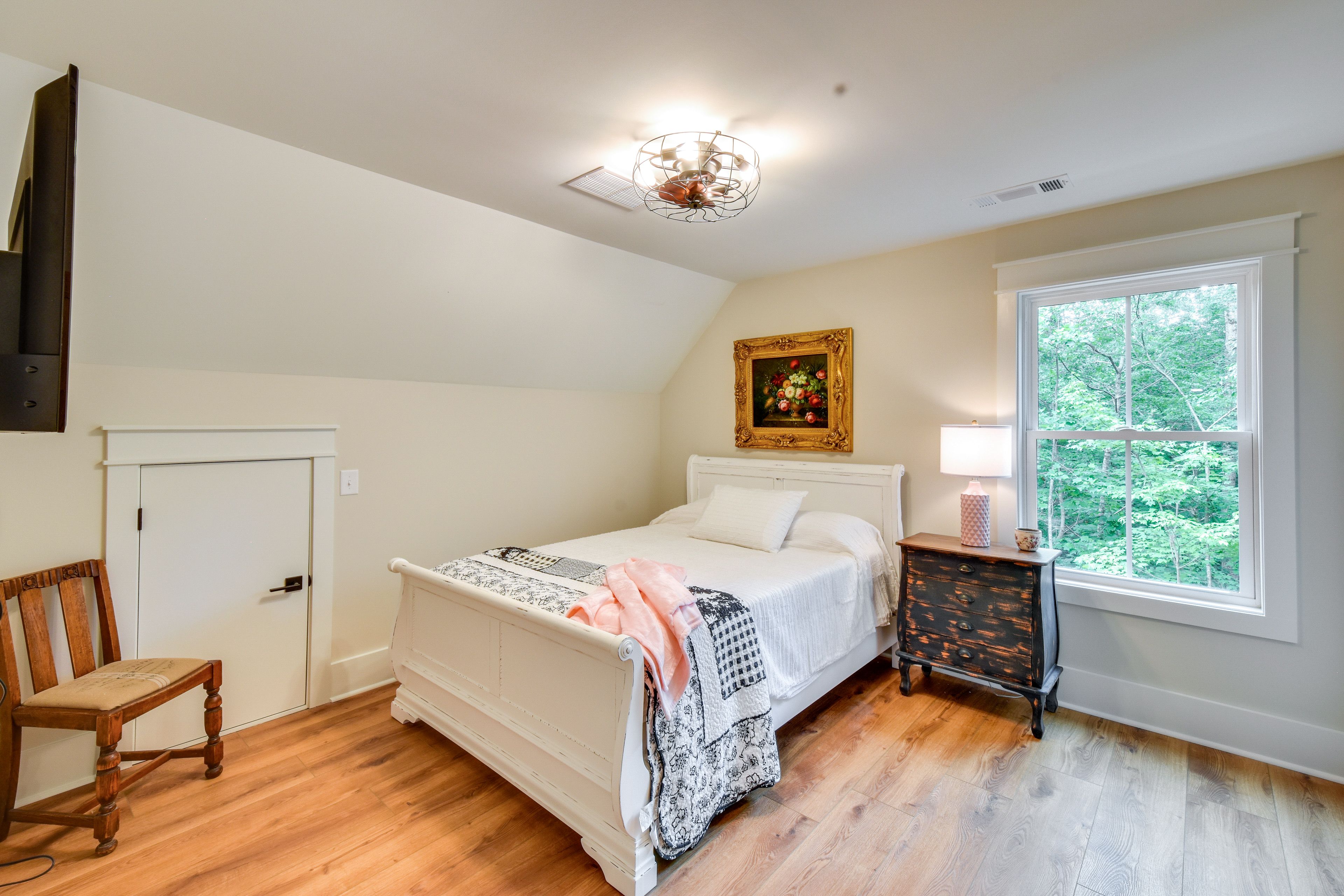 Bedroom 4 | Queen Bed | Flat-Screen TV