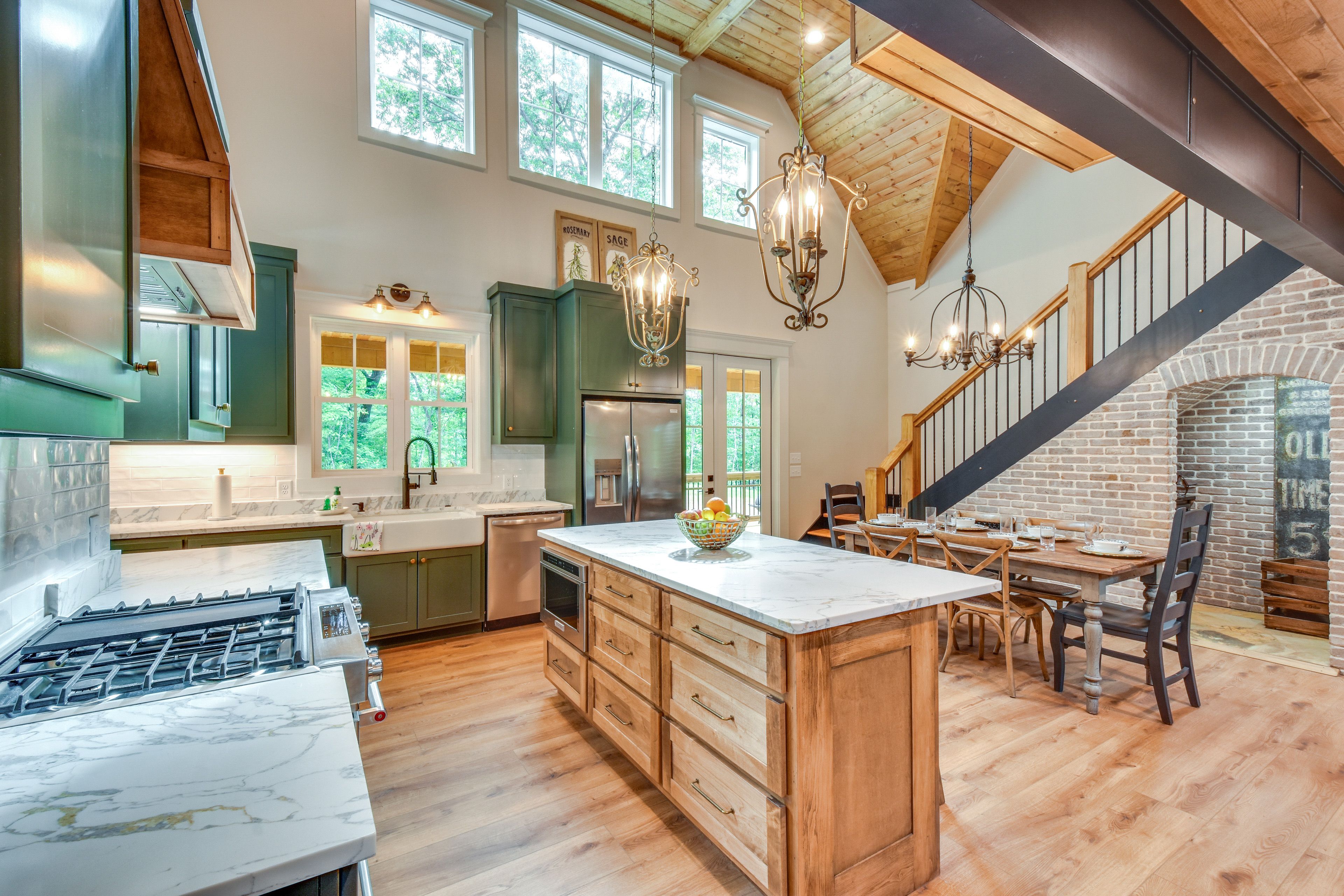 Kitchen | Charcoal Grill | Central Air Conditioning | Free WiFi