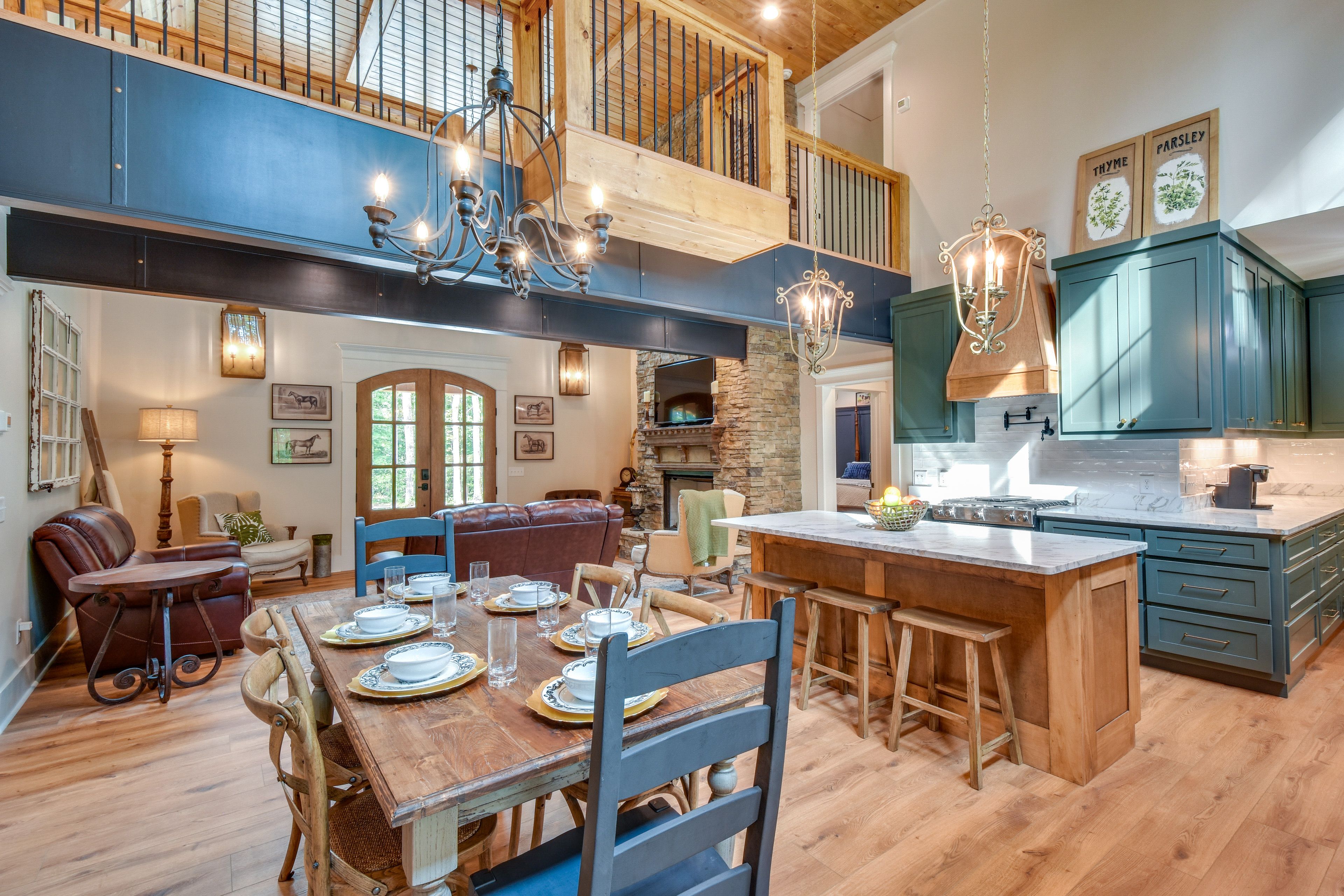 Dining Area | Dishware/Flatware Provided
