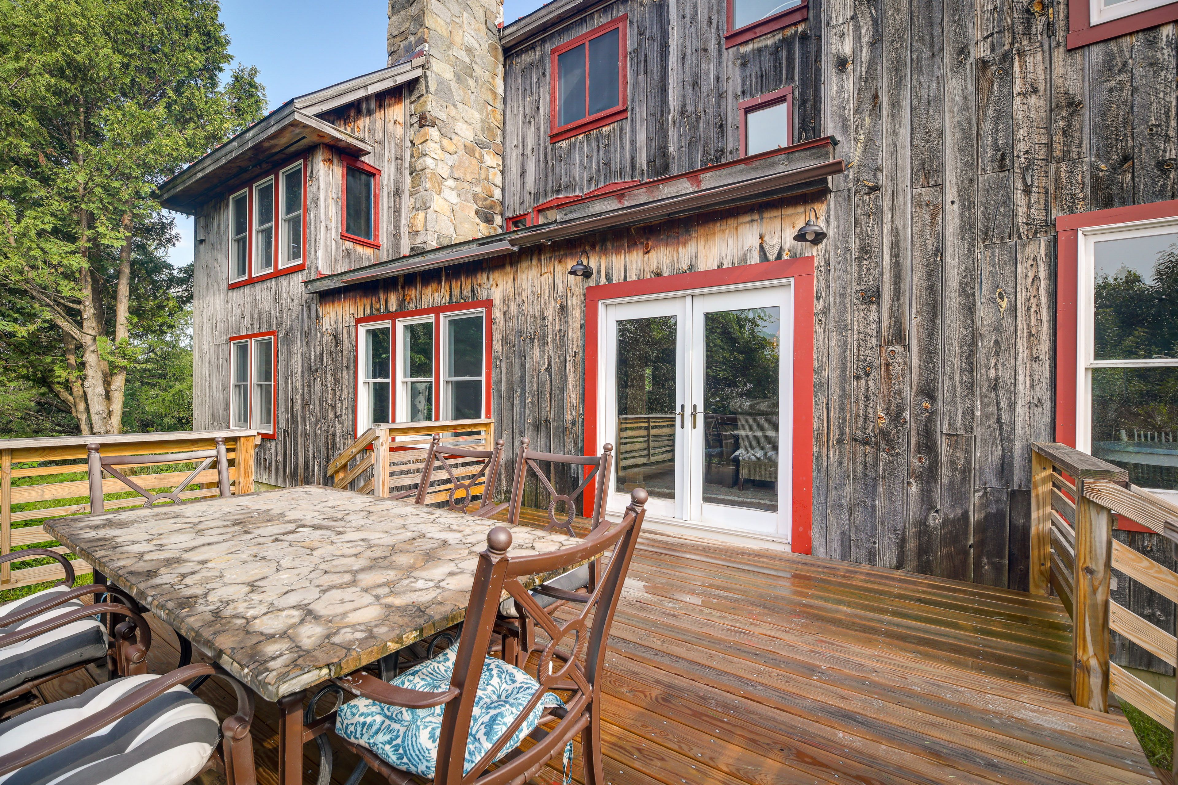 Cabin Exterior | Side Deck