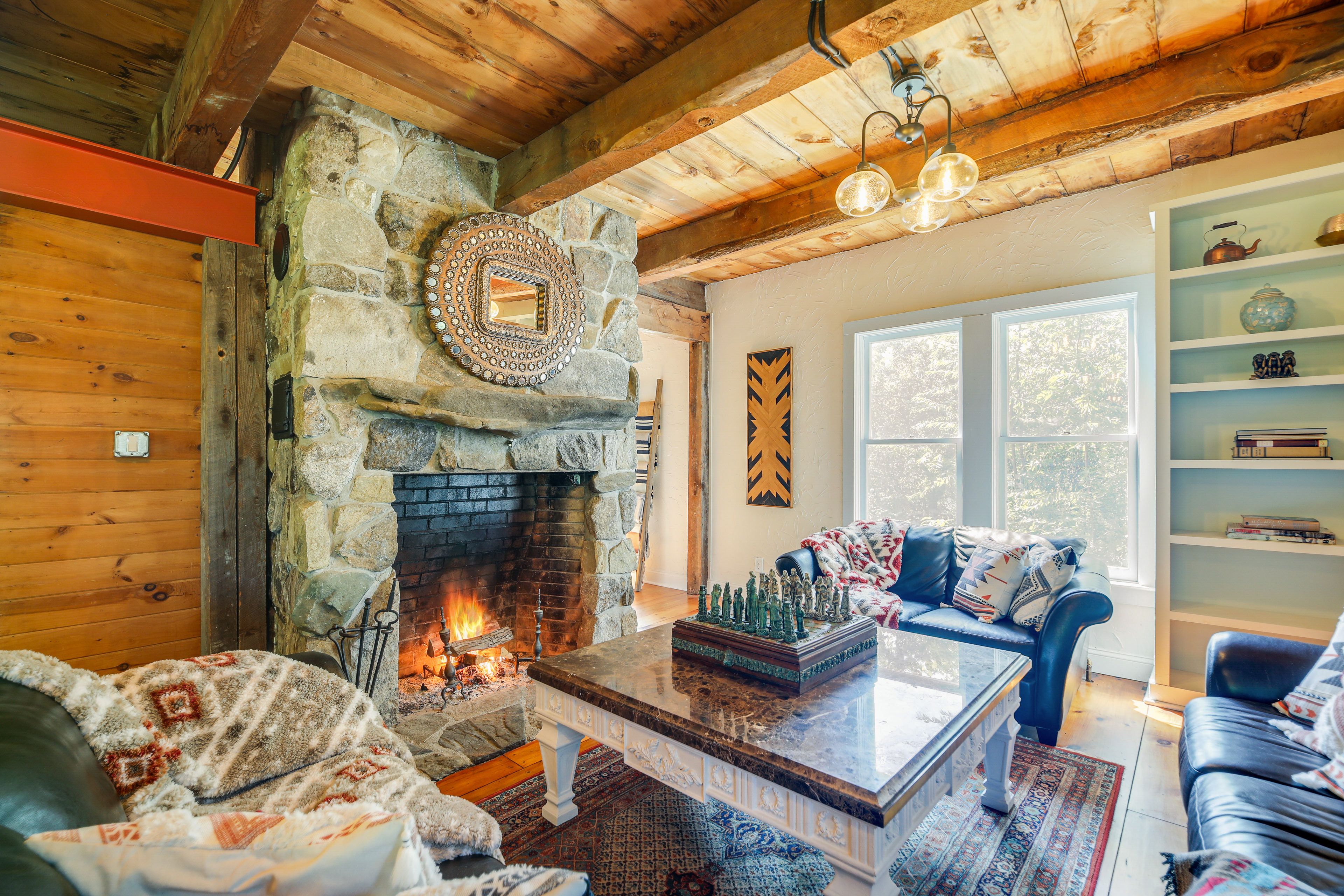 Living Room | Fireplace | Wood-Burning Stove | Free WiFi