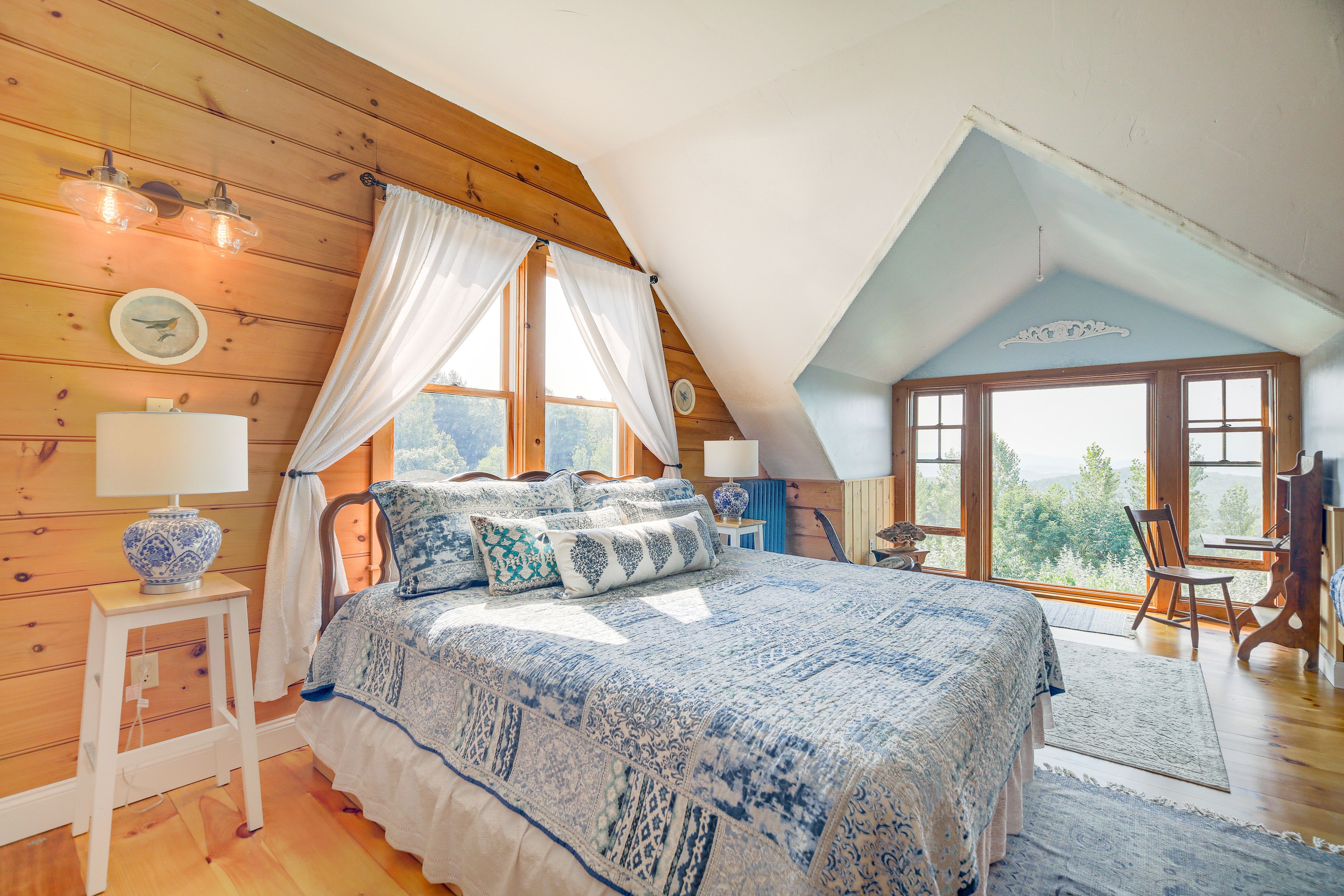 Bedroom 1 | King Bed | Twin Bed