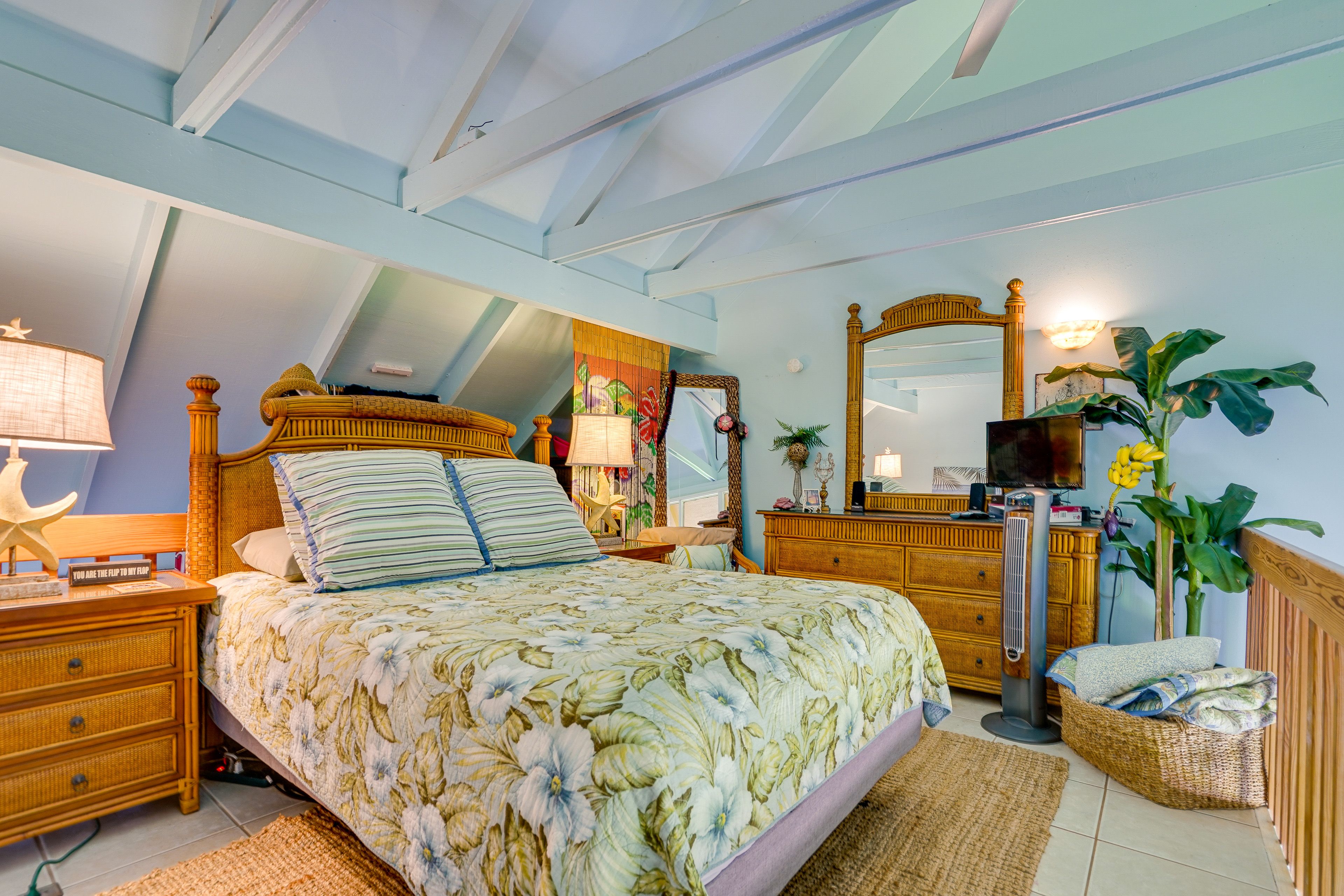 Bedroom (Loft) | King Bed