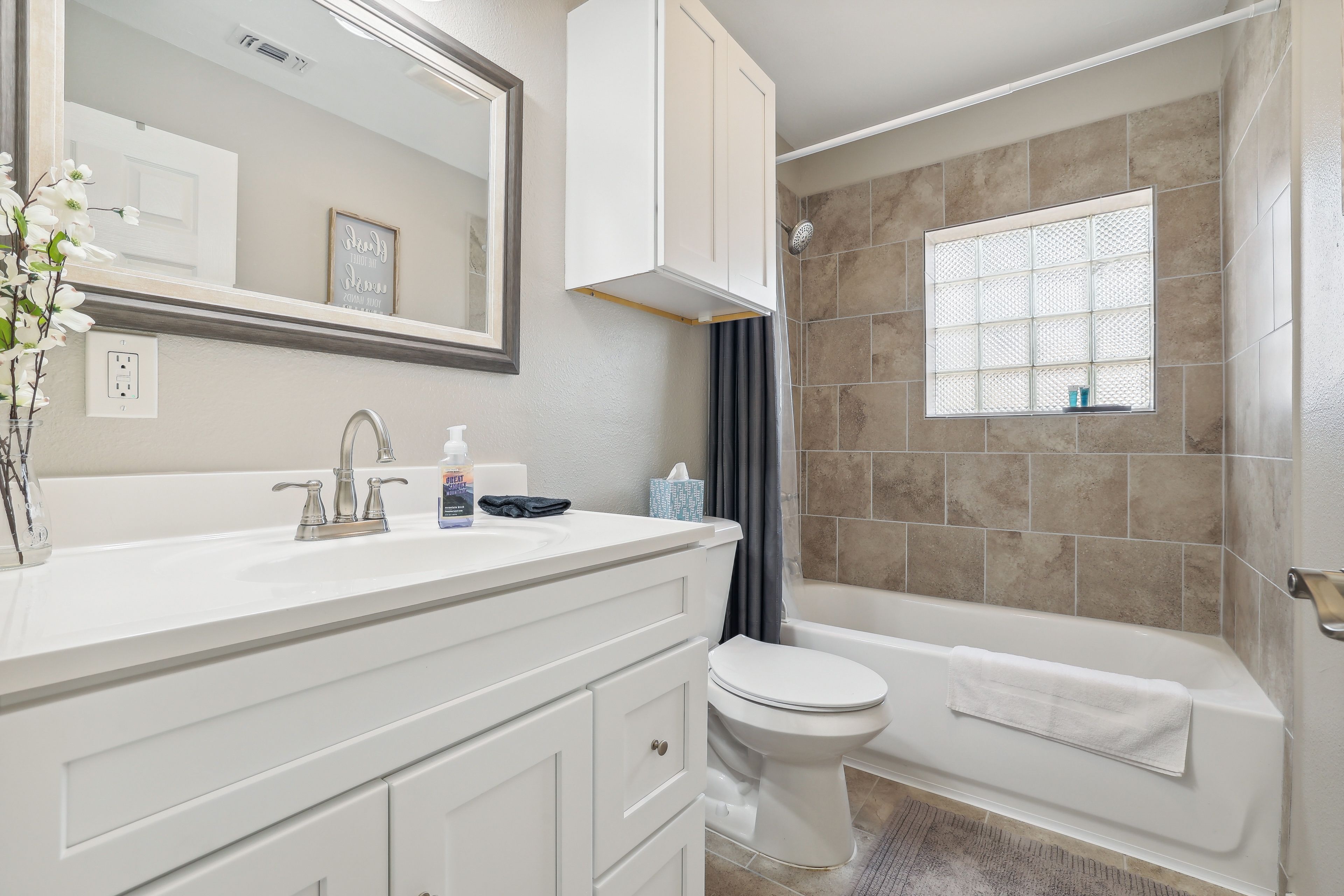 Full Bathroom | Shower/Tub Combo | Towels Provided | Complimentary Toiletries