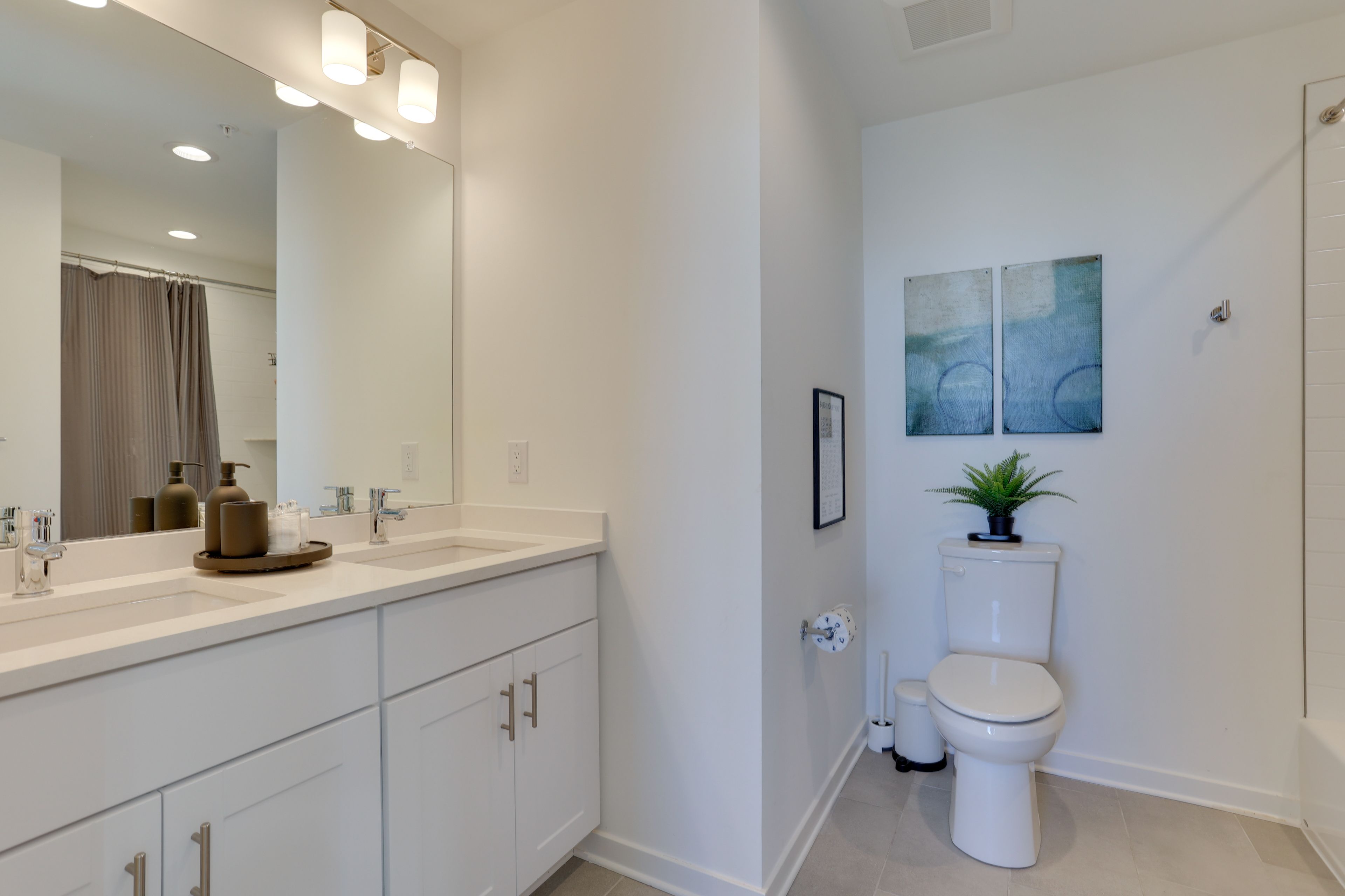 Full Bathroom | Complimentary Toiletries | 3rd Floor
