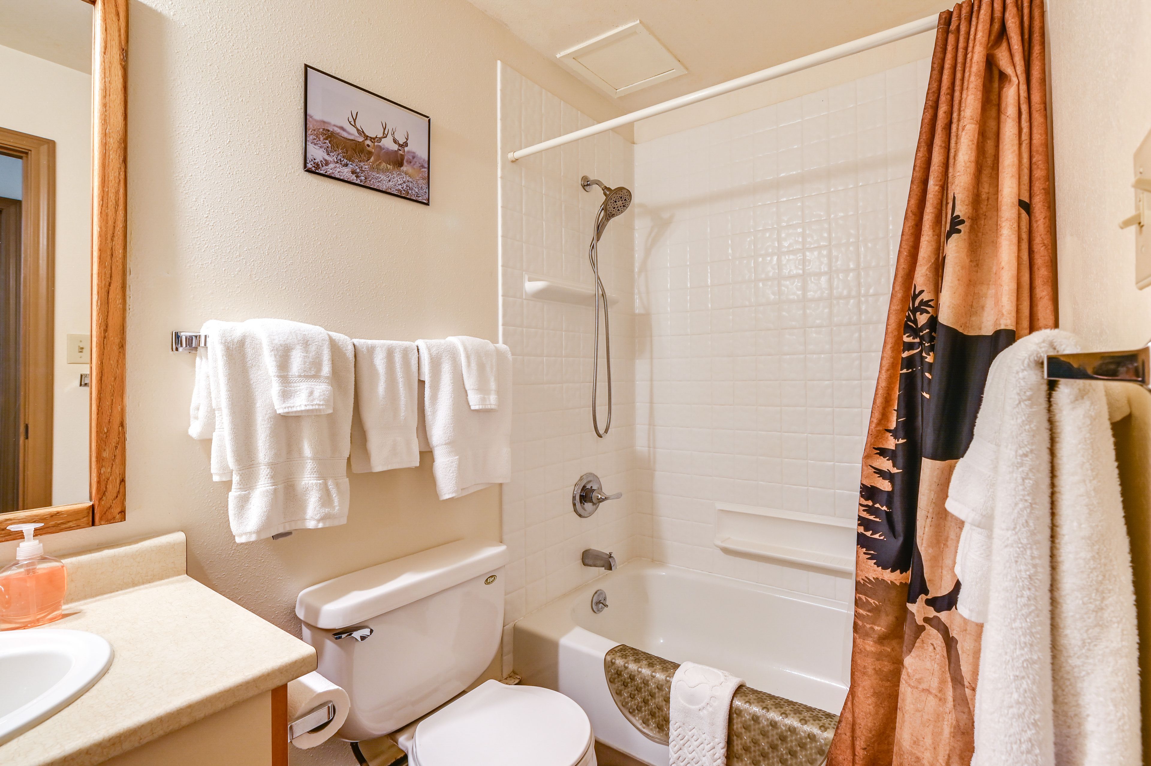 Studio | Full Bathroom