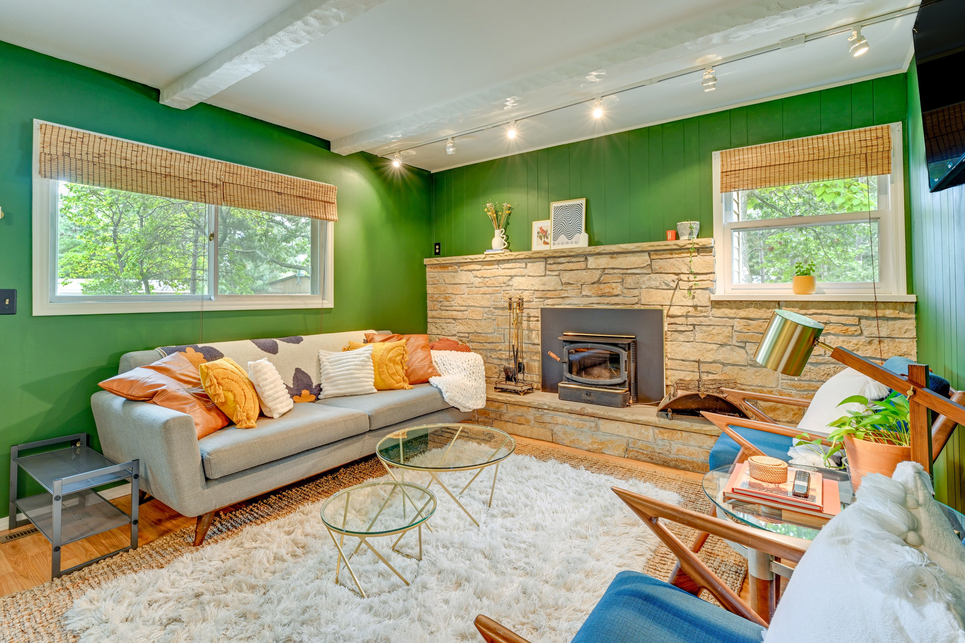 Living Room | Free WiFi | Smart TV | Wood-Burning Fireplace