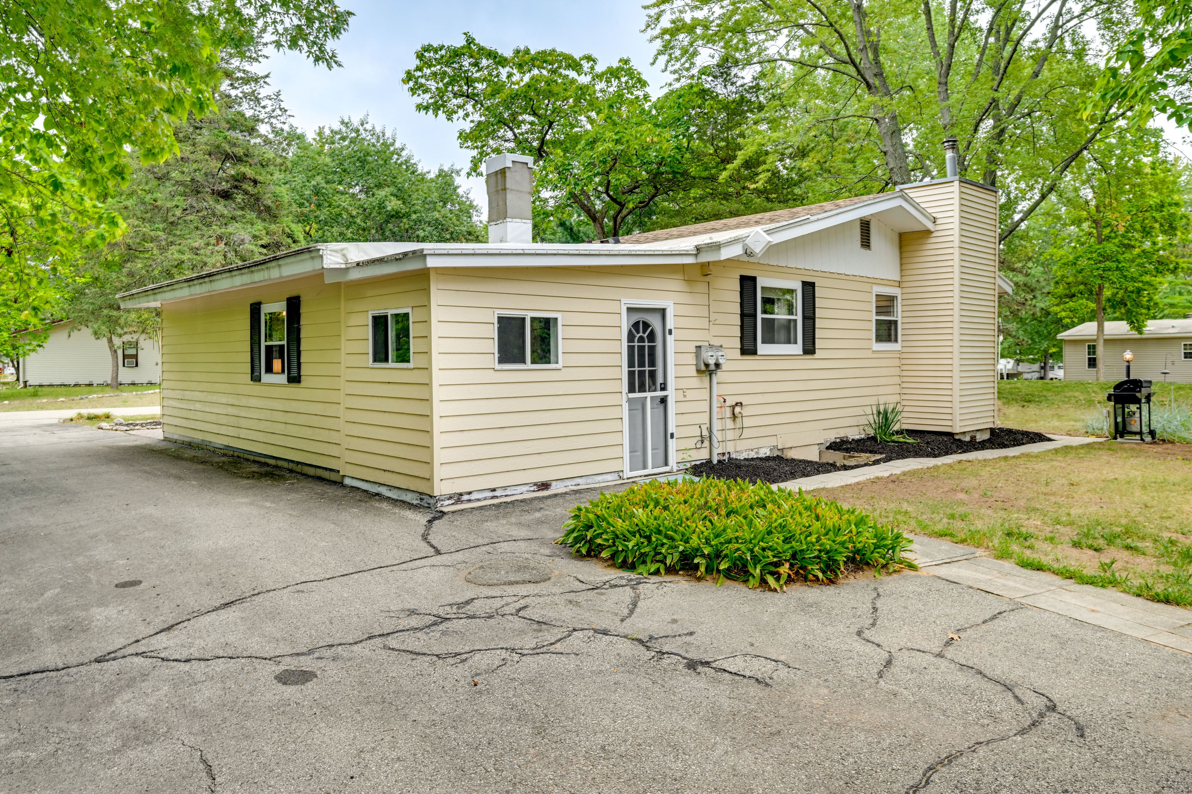 Parking | Driveway (3 Vehicles) | No Garage Access