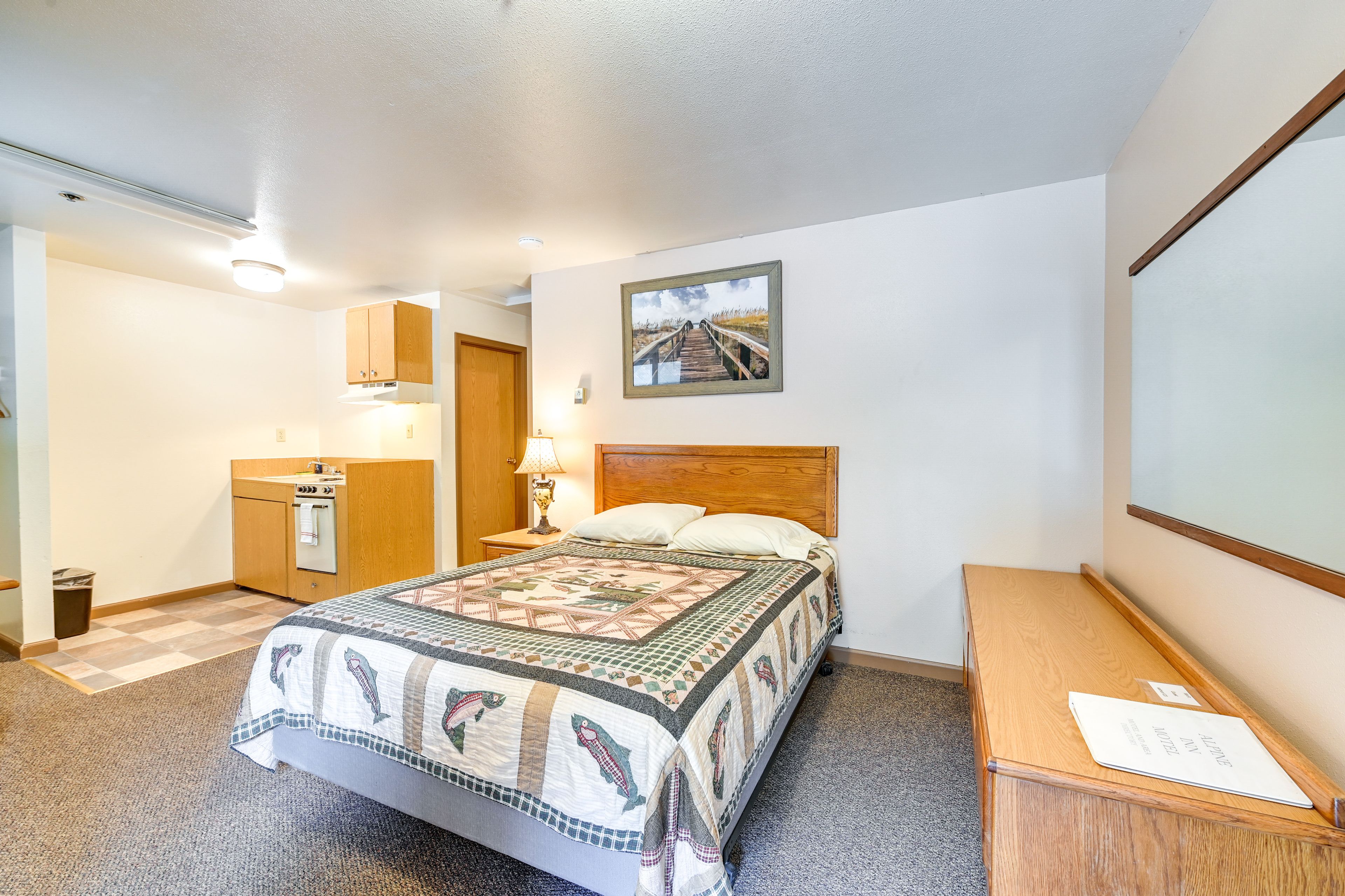 Living Room | Queen Bed