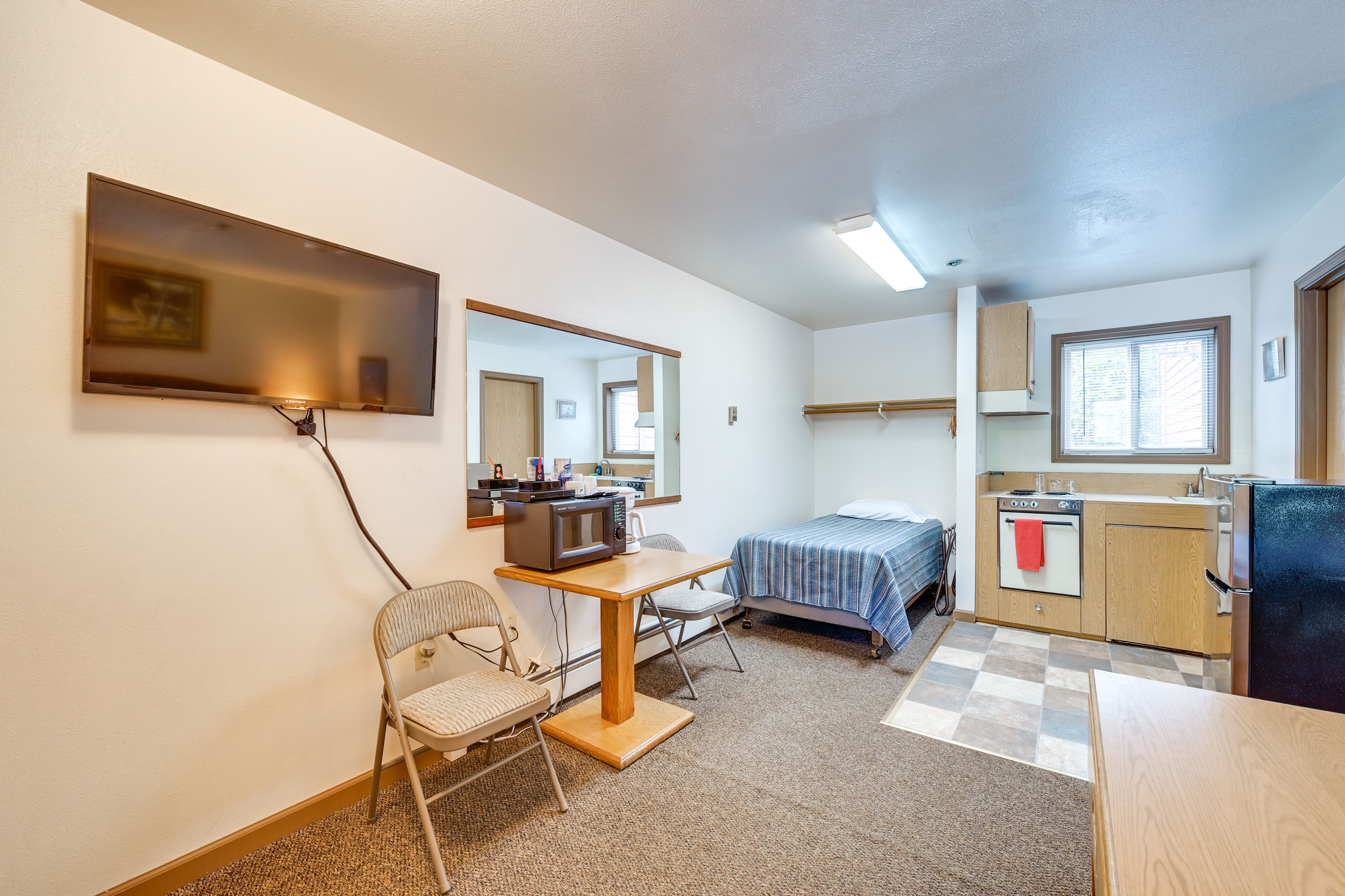 Dining Area | Dishware/Flatware Provided