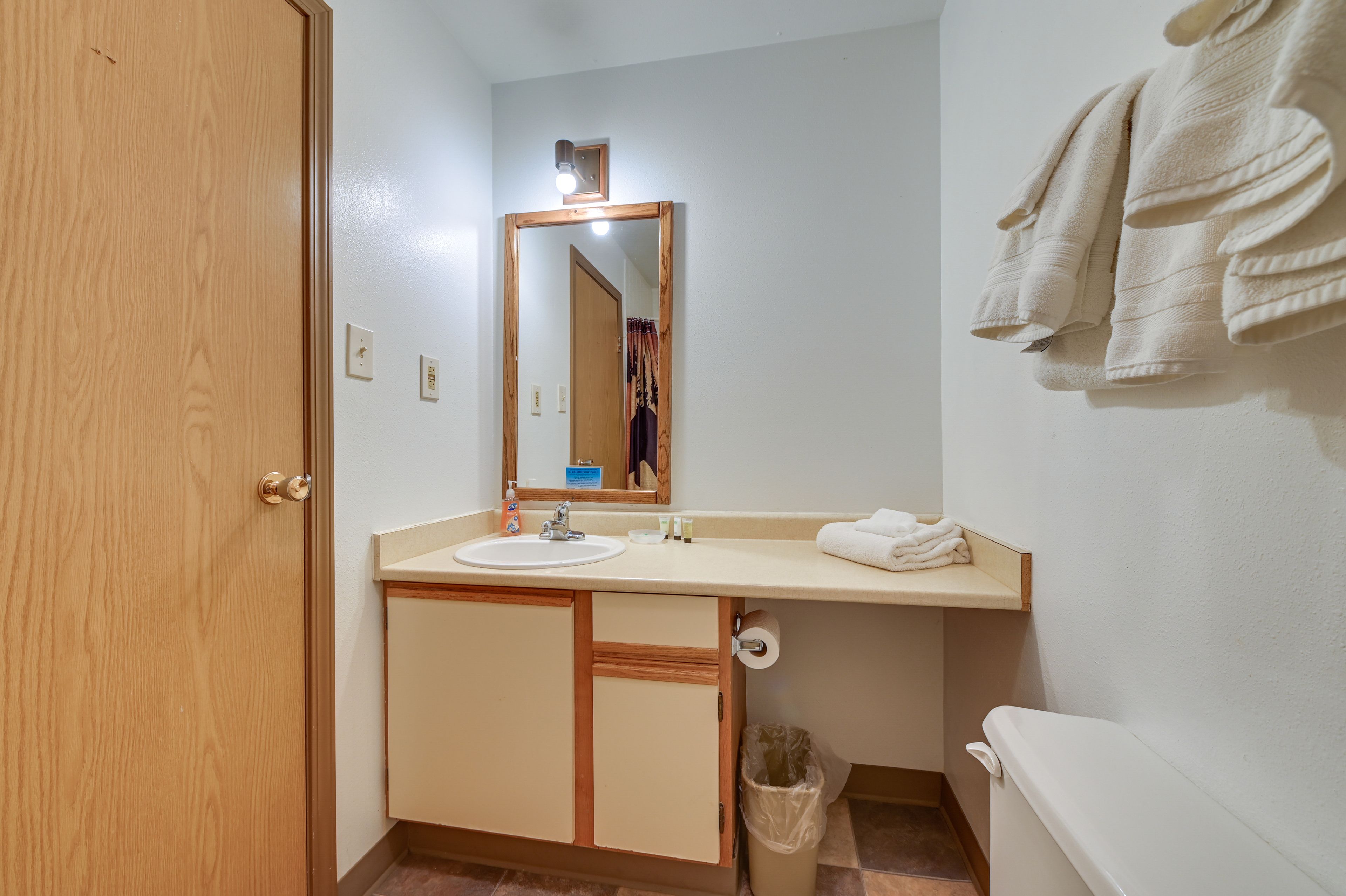Full Bathroom | Towels Provided | Complimentary Toiletries