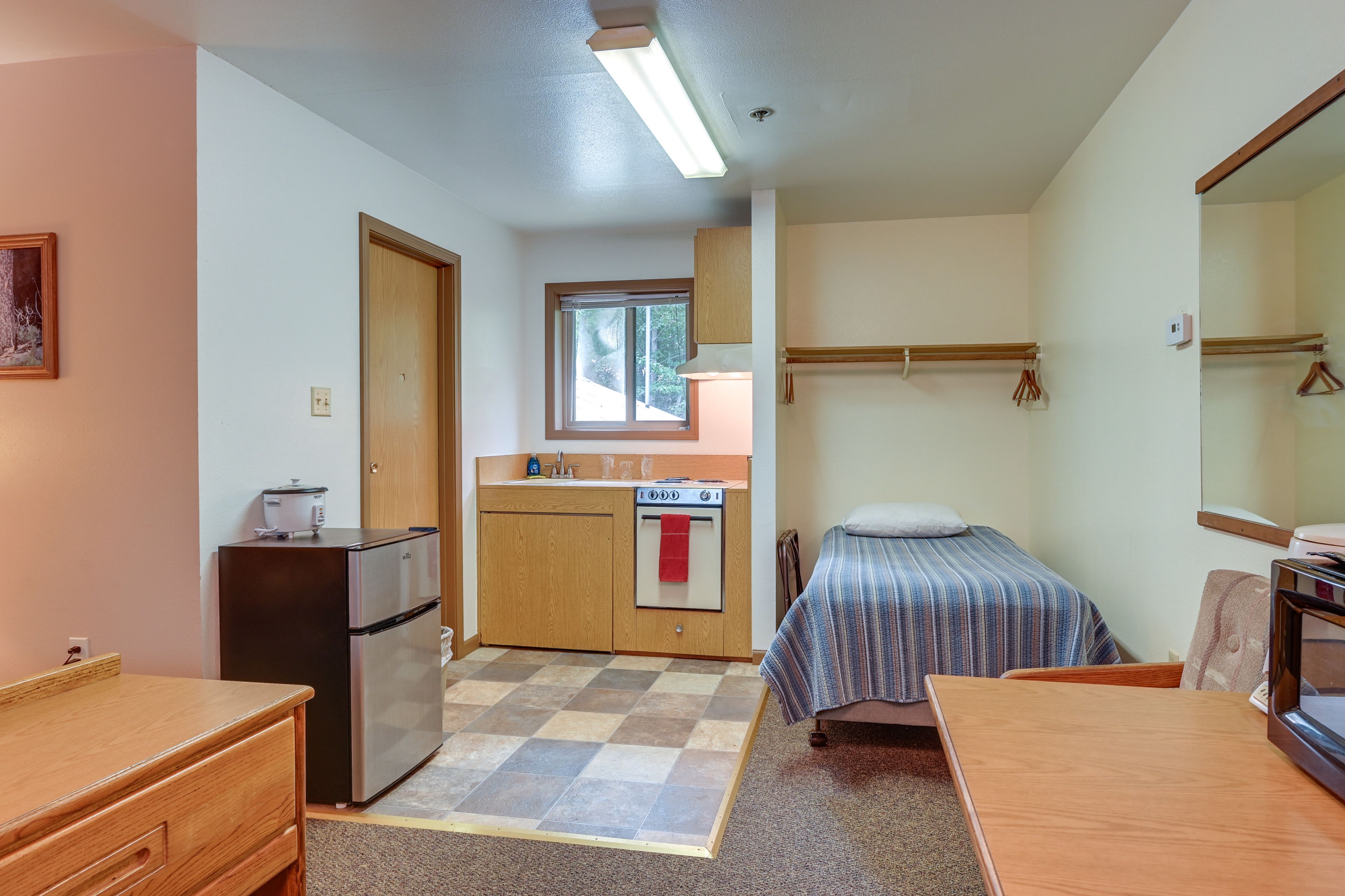 Kitchenette | 3-Burner Stove | Mini Oven | Mini Fridge | Crockpot