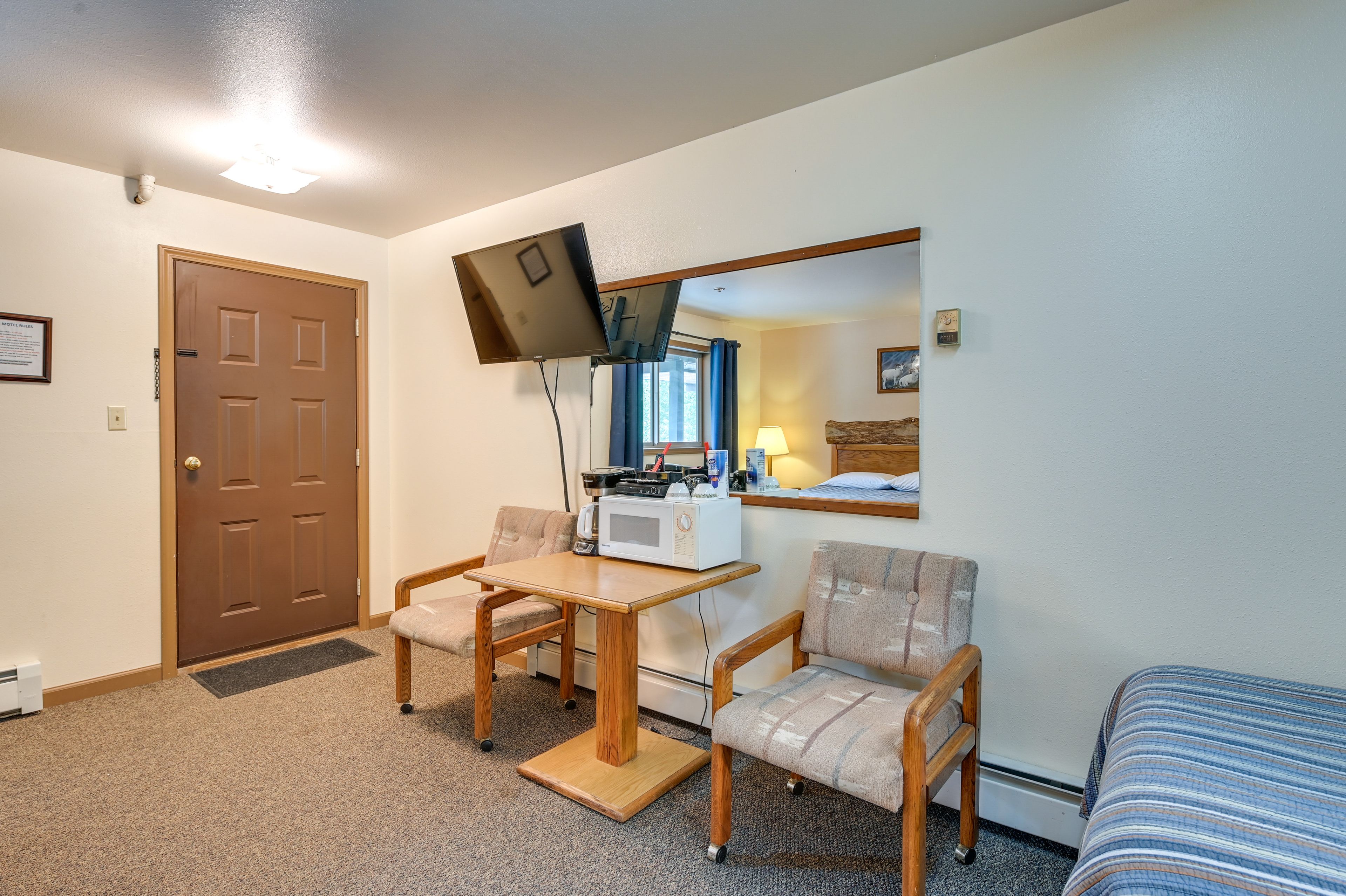 Dining Area | Dishware/Flatware Provided | Smart TV